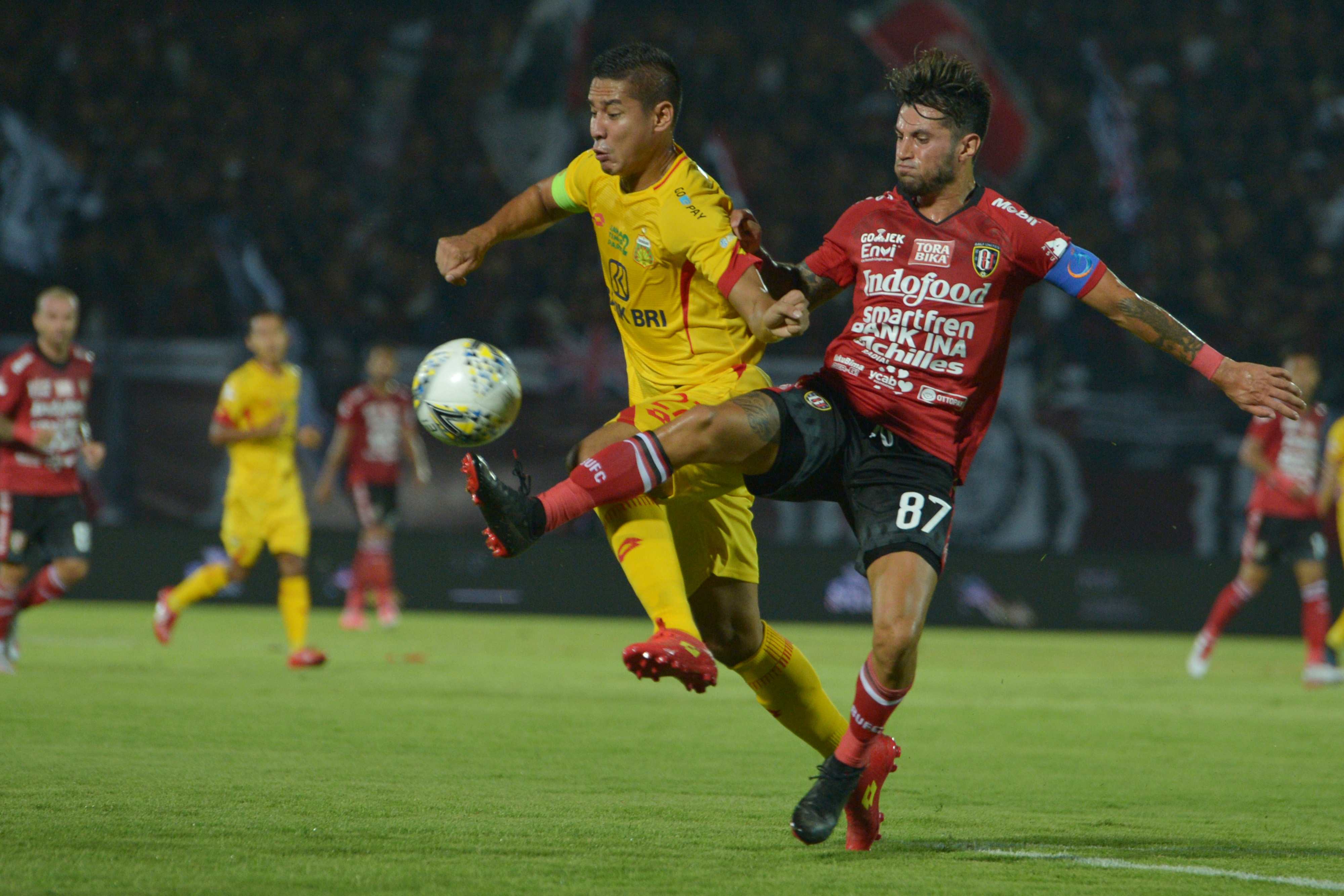 Pesepak bola Bali United Stefano Lilipaly (kanan) berebut bola dengan pesepak bola Bhayangkara FC Indra Kahfi Ardhiyasa 