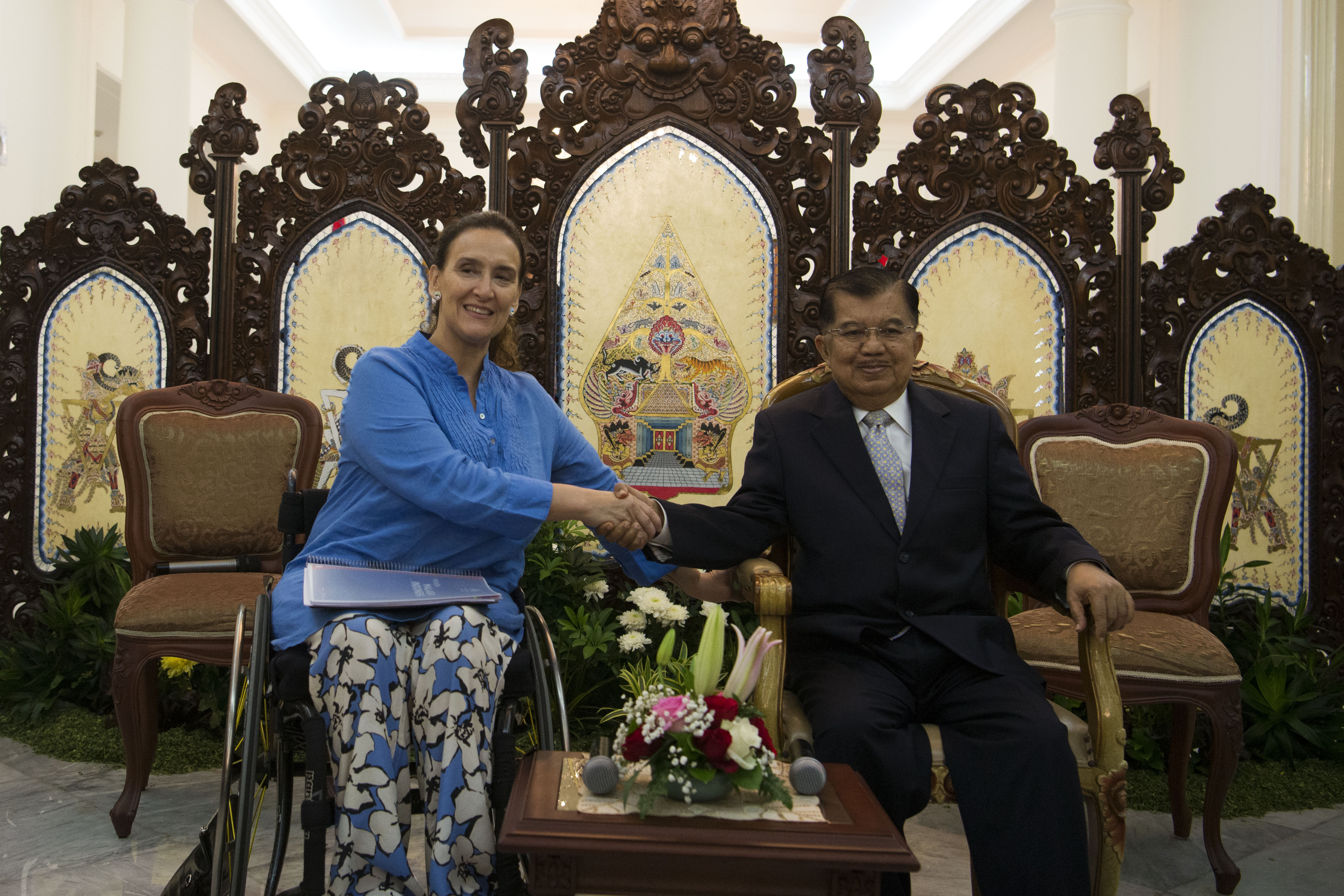 Wakil Presiden Jusuf Kalla (kanan) berjabat tangan dengan Wakil Presiden Argentina Gabriela Michetti 