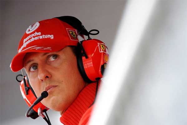 Mantan pebalap Ferrari Michael Schumacher mengamati sesi kualifikasi di GP Italia di Sirkuit Monza, 13 September 2008. 