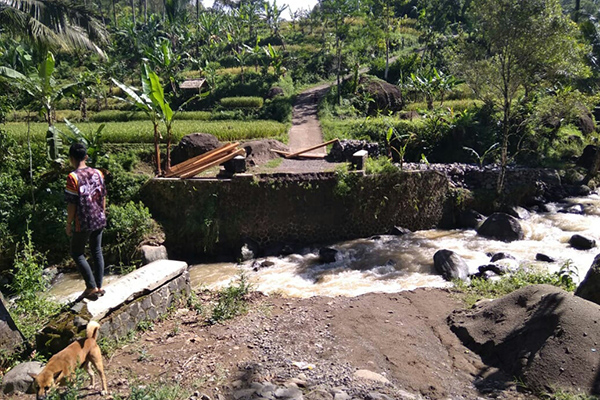 Jembatan Ambruk, Aktivitas Warga Dua Desa di Sukabumi Terhambat