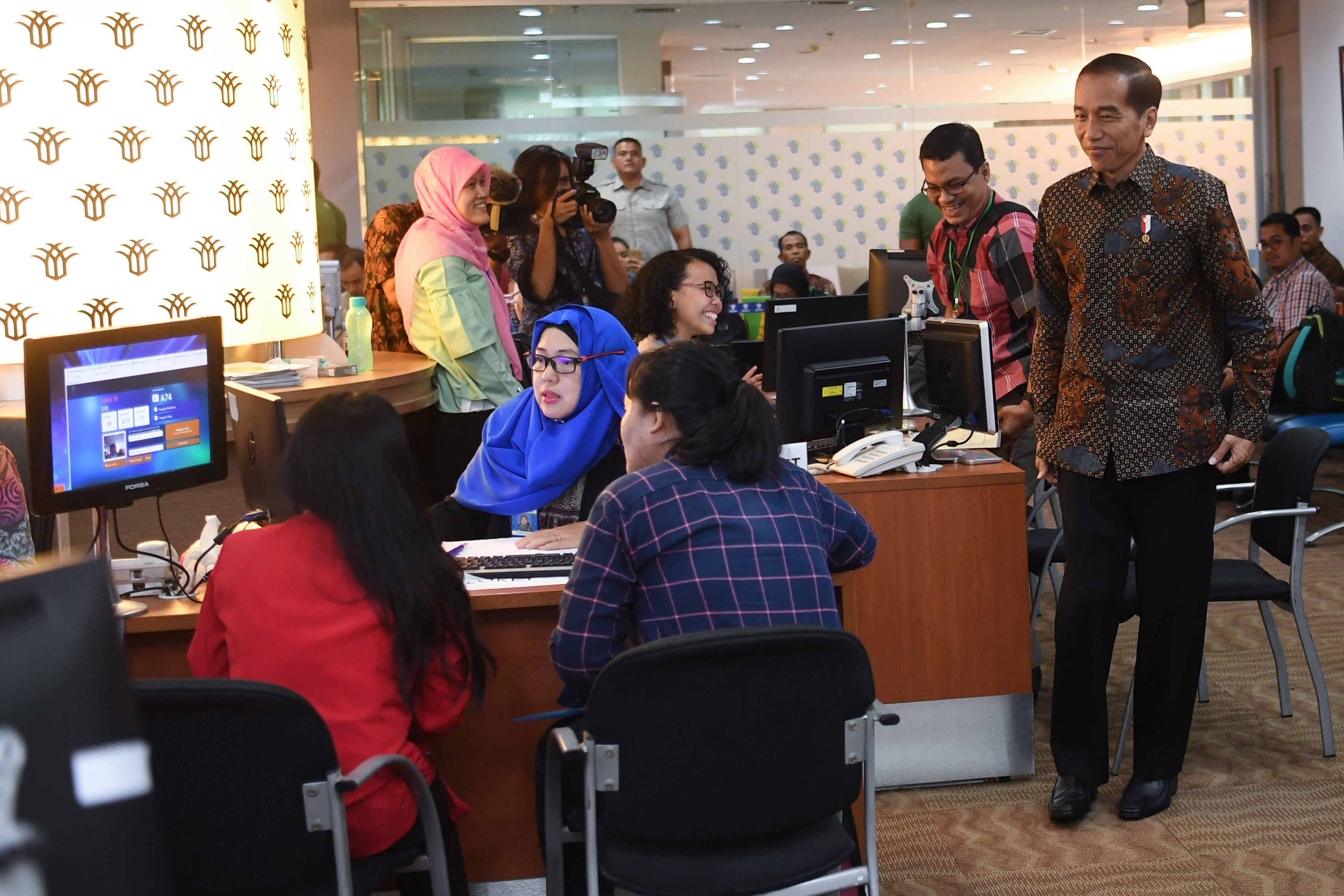 Presiden joko Widodo saat meninjau OSS untuk keudahan berinvestasi di Indonesia