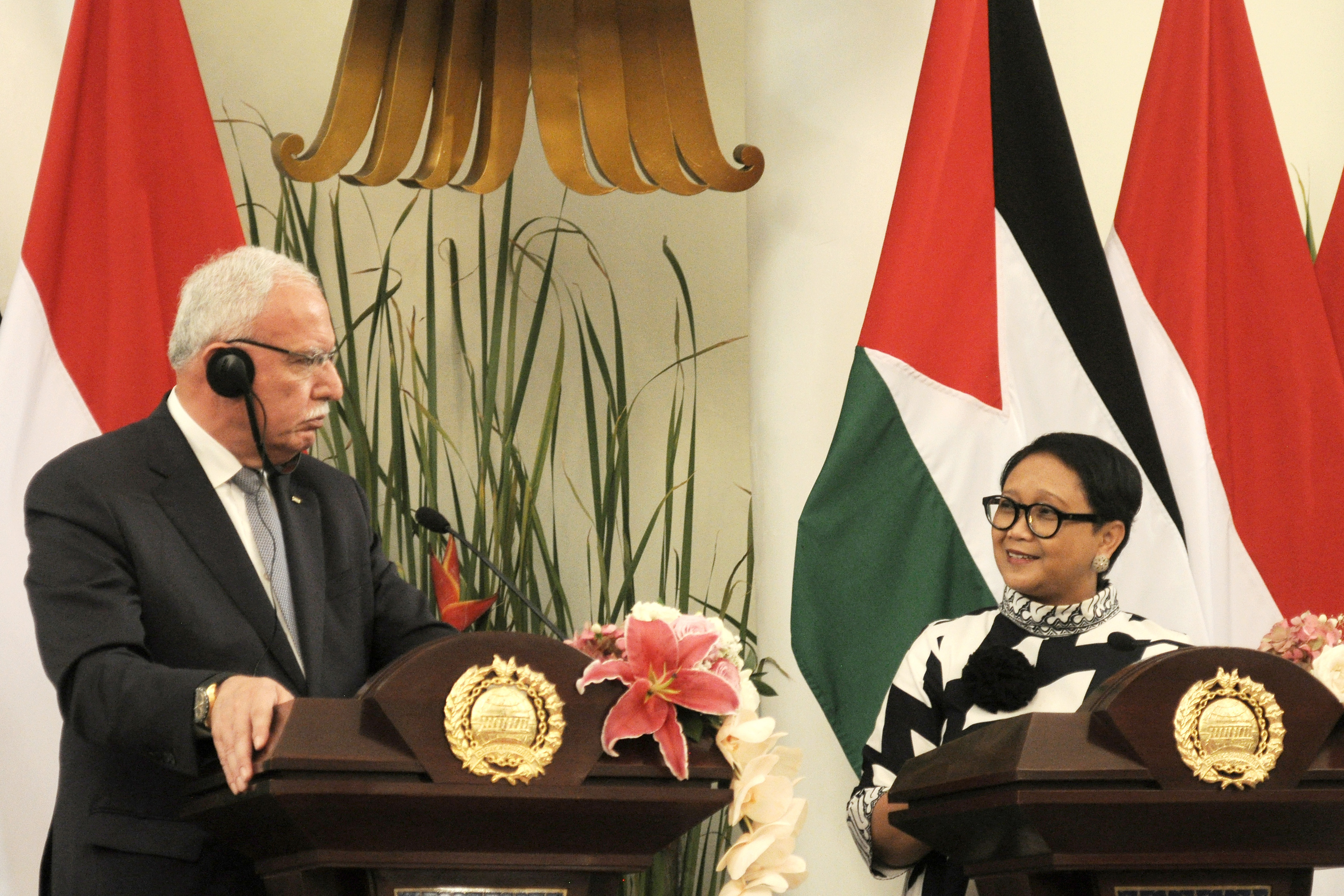 Menlu Retno Marsudi (kanan) dan Menlu Palestina Riad al-Maliki (kiri) menyampaikan pernyataan pers bersama di Jakarta, tahun lalu.