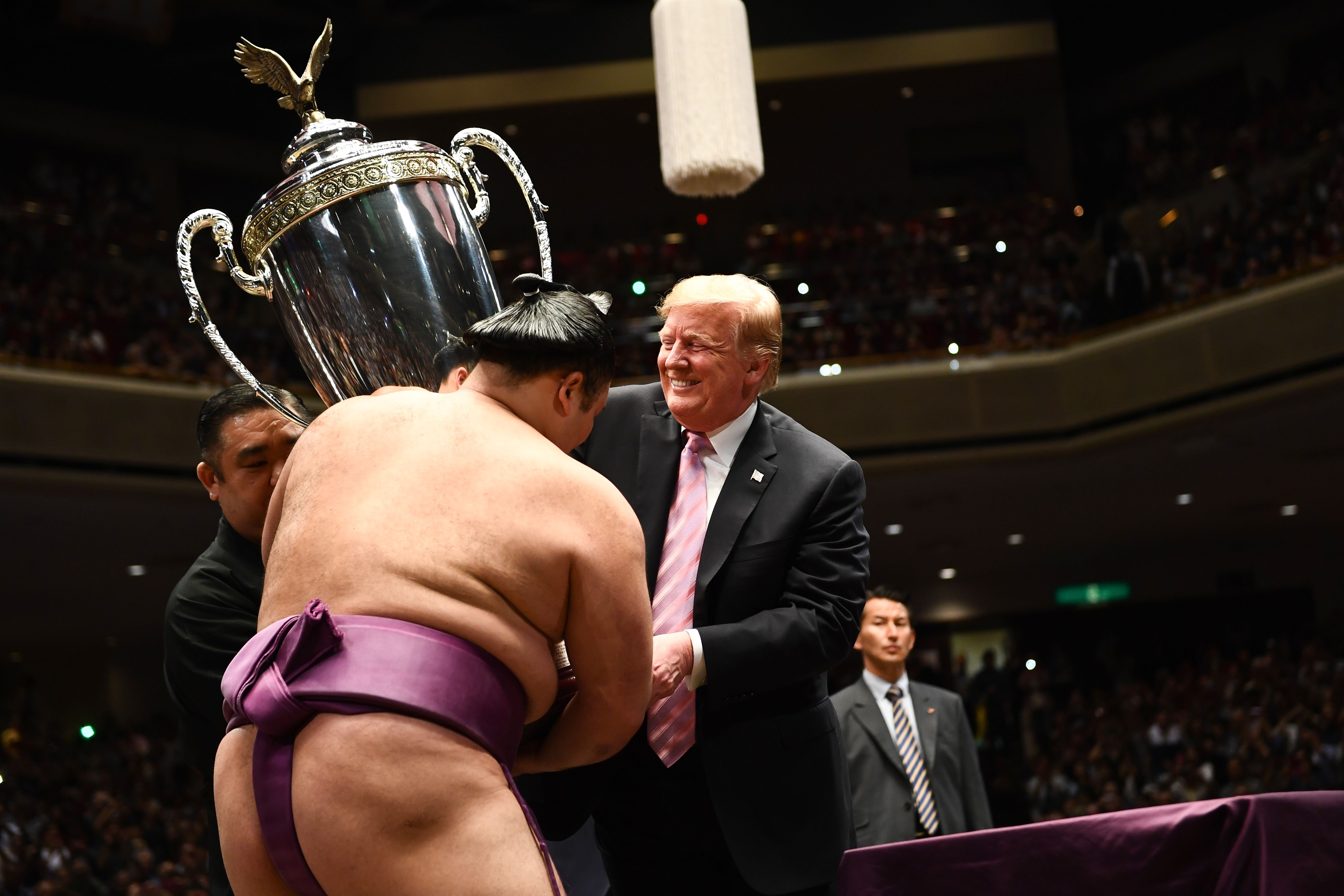 Melawat ke Jepang, Trump Serahkan Piala Sumo