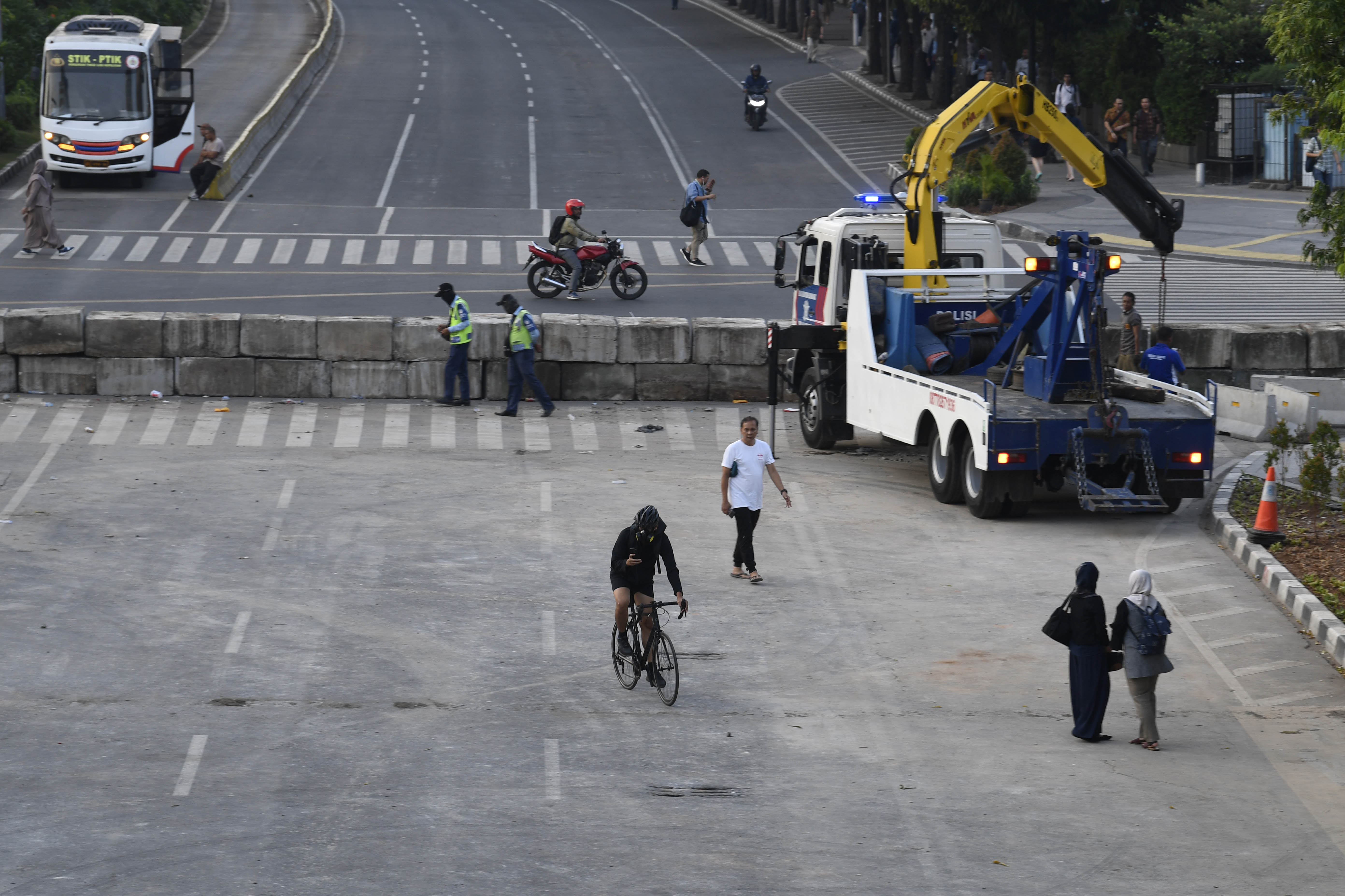Jalan di depan kantor Bawaslu masih ditutup.