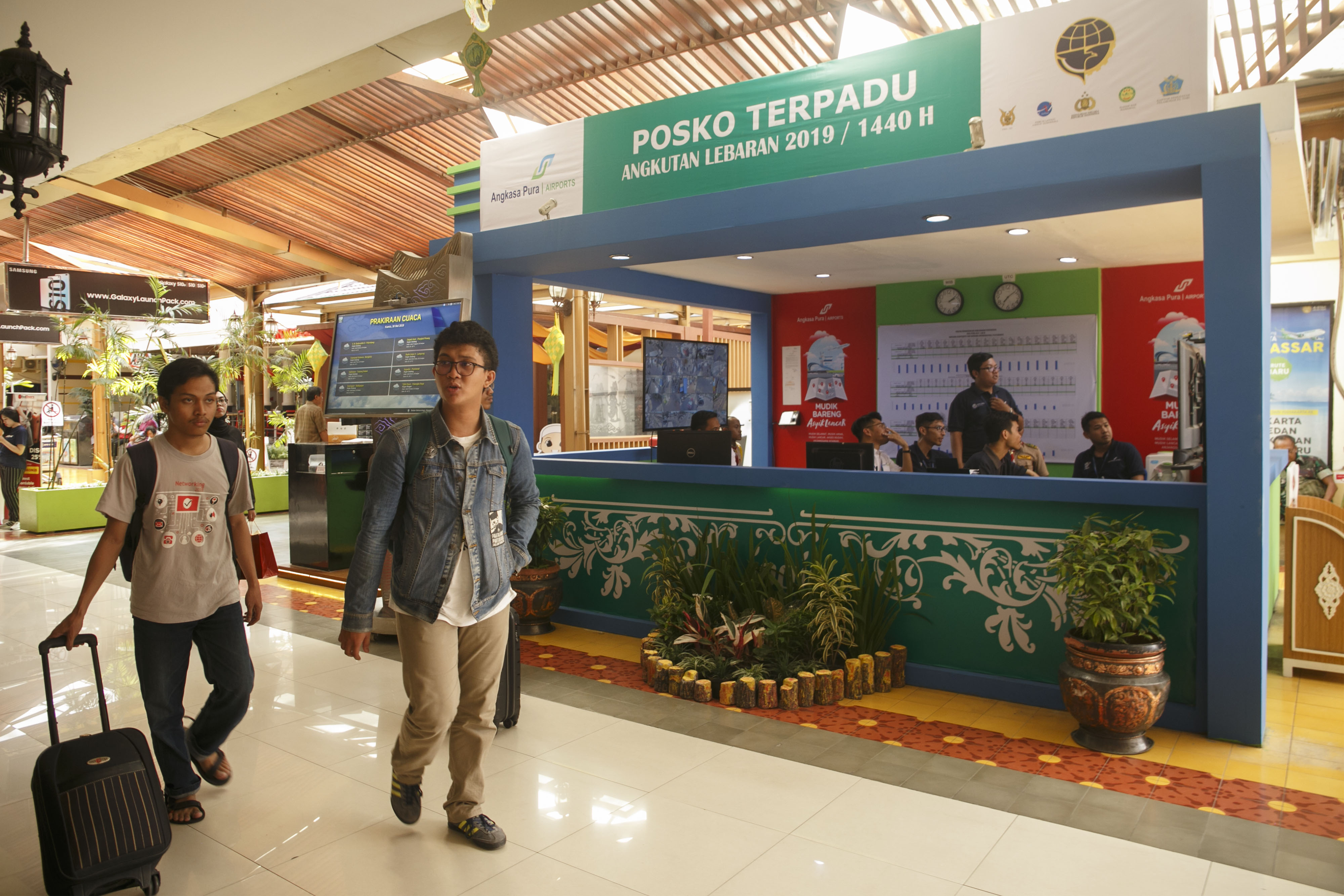 Petugas memantau CCTV di Posko Terpadu Angkutan Lebaran 2019 Bandara Adisutjipo, Sleman, DI Yogyakarta, Rabu (29/5).
