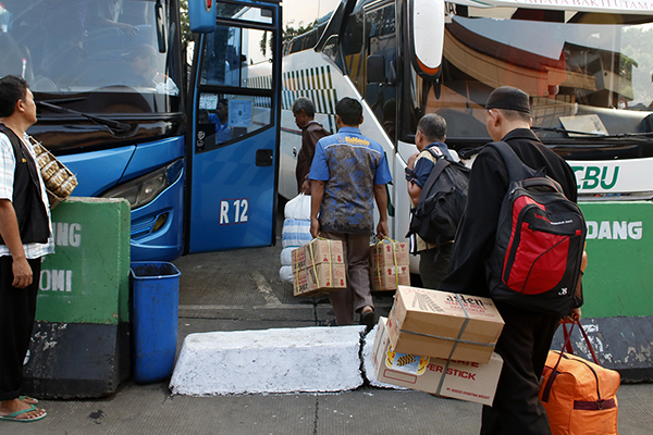 Pemudik bersiap menaiki bus