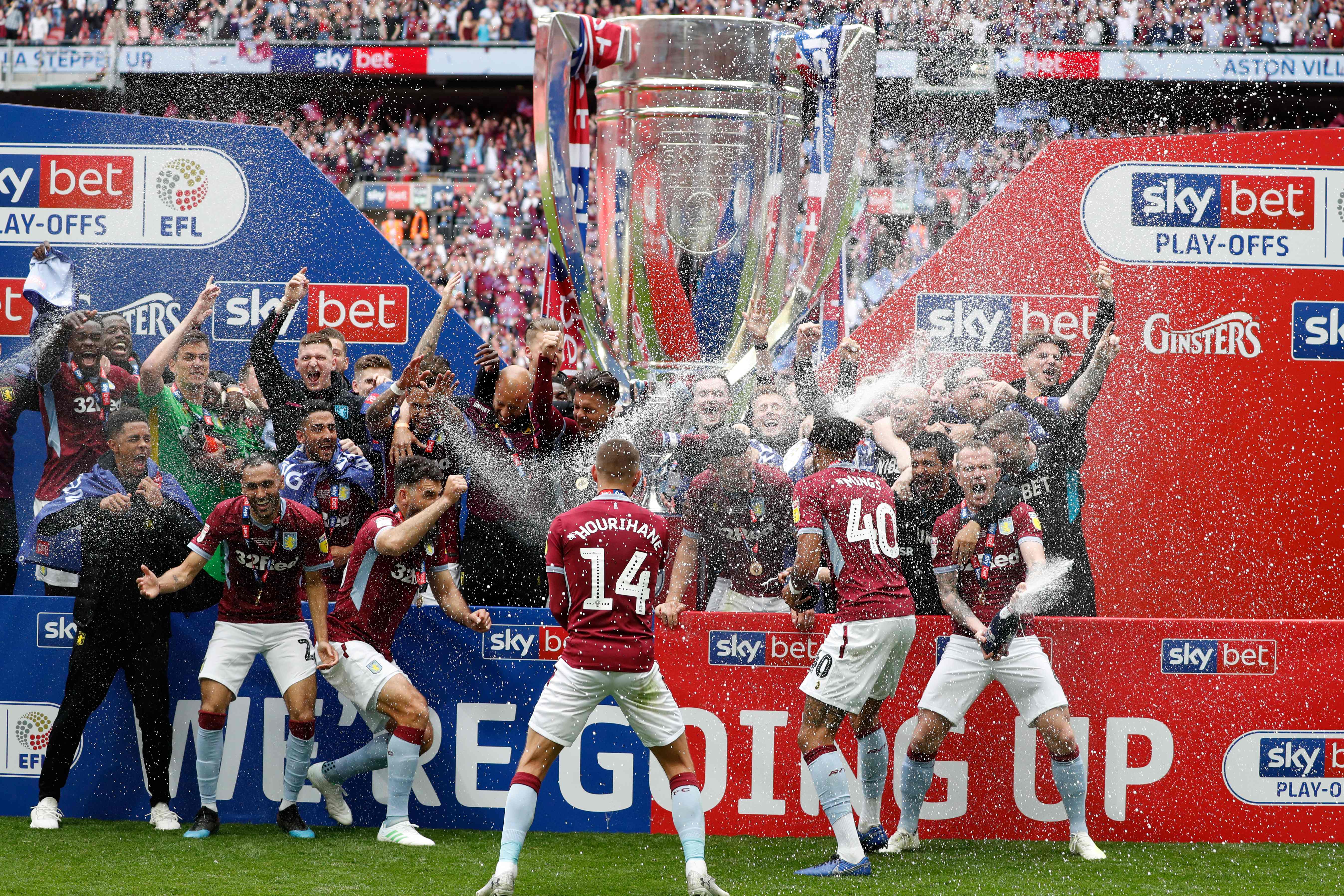 Para pemain Aston Villa merayakan keberhasilan mereka meraih promosi ke Liga Primer Inggris