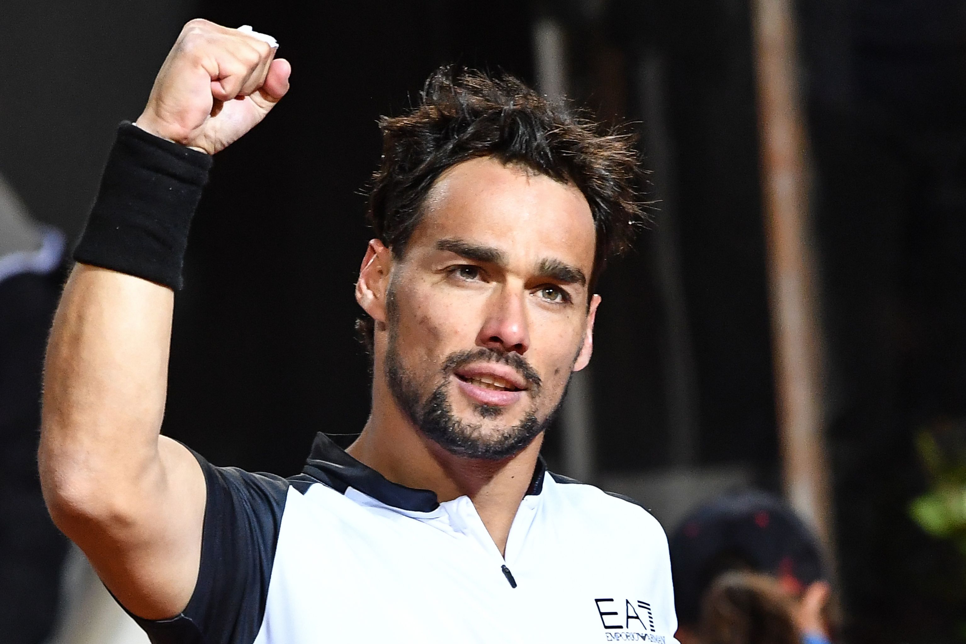 Petenis Italia Fabio Fognini merayakan kemenangannya atas Jo-Wilfried Tsonga di ajang Italia Terbuka.