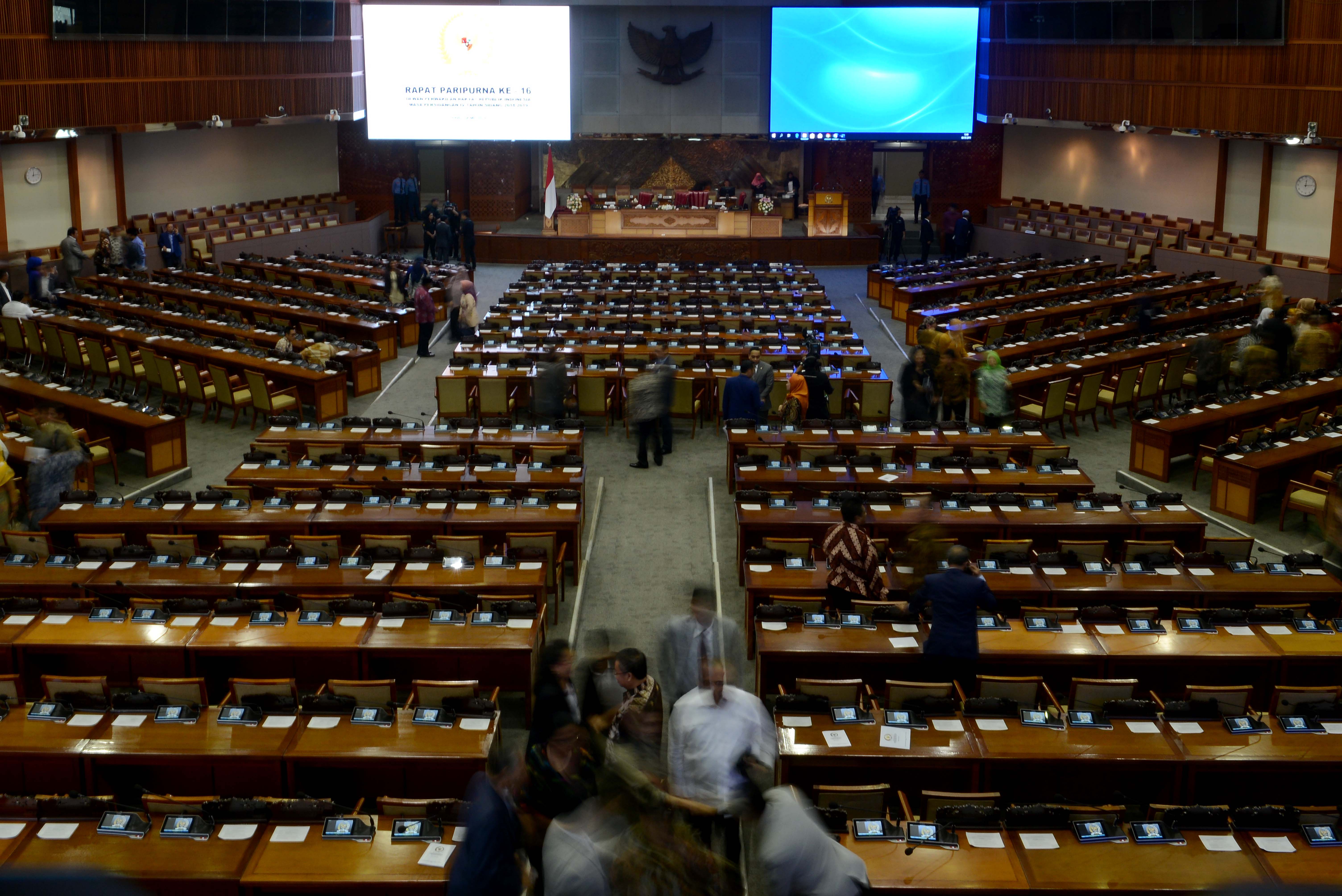 Anggota DPR meninggalkan ruangan seusai hadir dalam rapat paripurna pembukaan masa sidang ke-V di Gedung Nusantara II DPR