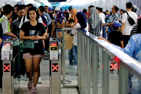 Penumpang memadati stasiun untuk menaiki kereta MRT di Stasiun MRT Bundaran HI, Jakarta