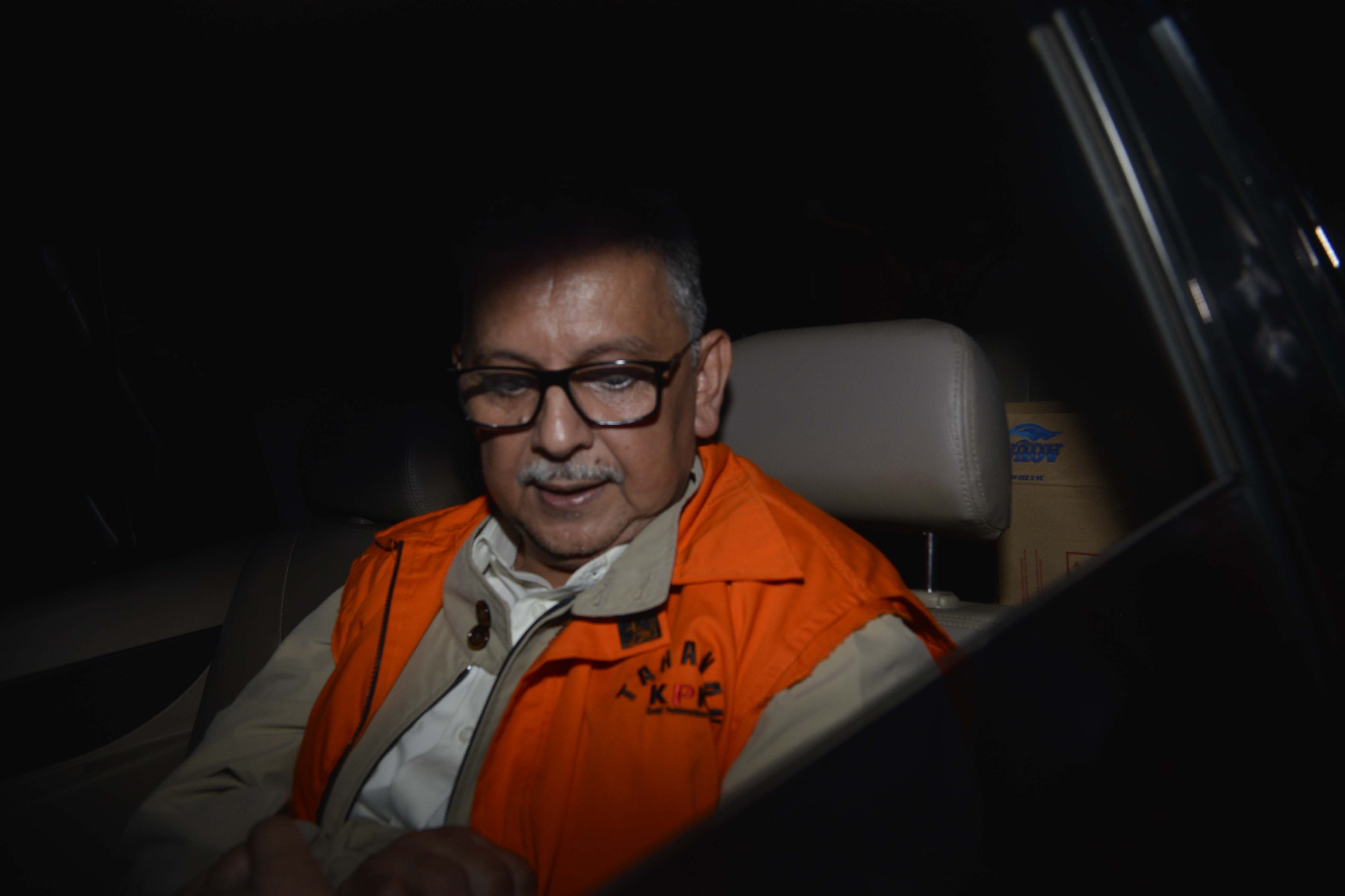 Direktur Utama Nonaktif PT. PLN Sofyan Basir mengenakan rompi oranye usai diperiksa KPK, Sanin (27/5)