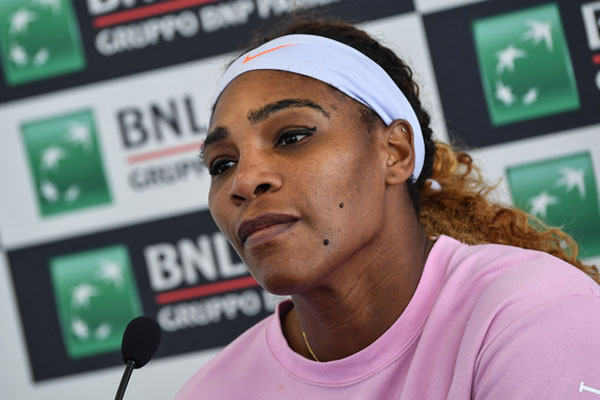 Serena Williams dari AS terlihat selama konferensi pers, setelah memenangkan pertandingan tenis turnamen WTA Masters melawan Swedia Rebecca 