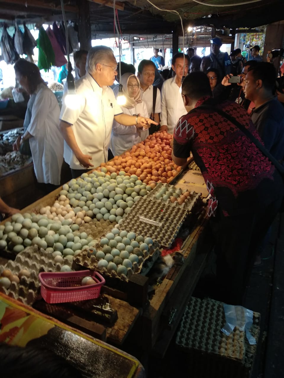 Menteri Perdagangan Enggartiasto Lukita saat memantau harga sembako di Pasar Besar Palangka Raya Kalteng jelang bulan puasa.