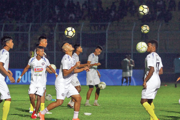  Para pemain Arema FC melakukan latihan dengan mengenakan jersey baru dalam acara peluncuran tim dan jersey Arema FC  