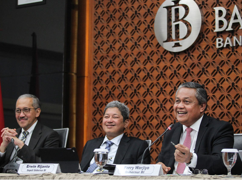 Gubernur Bank Indonesia (BI) Perry Warjiyo (kanan) didampingi Deputi Gubernur BI Erwin Rijanto (tengah) dan Dody Budi Waluyo (kiri)