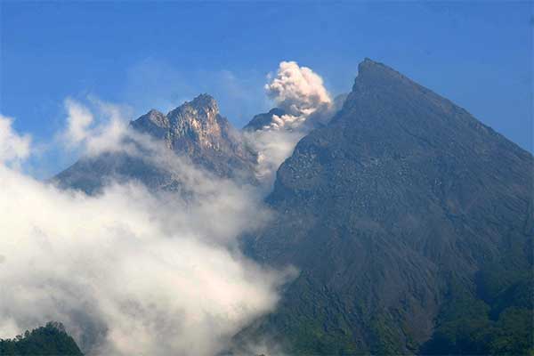 Aktivitas Gunung Merapi terlihat dari Deles Indah, Kemalang, Klaten, Jawa Tengah, Selasa (23/4/2019).