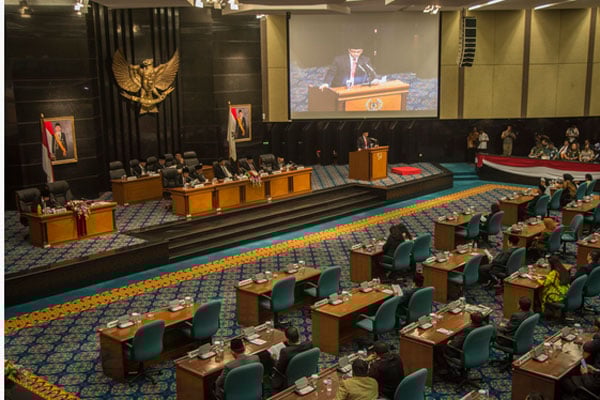 ilustrasi Suasana Rapat Paripurna di gedung dki jakarta