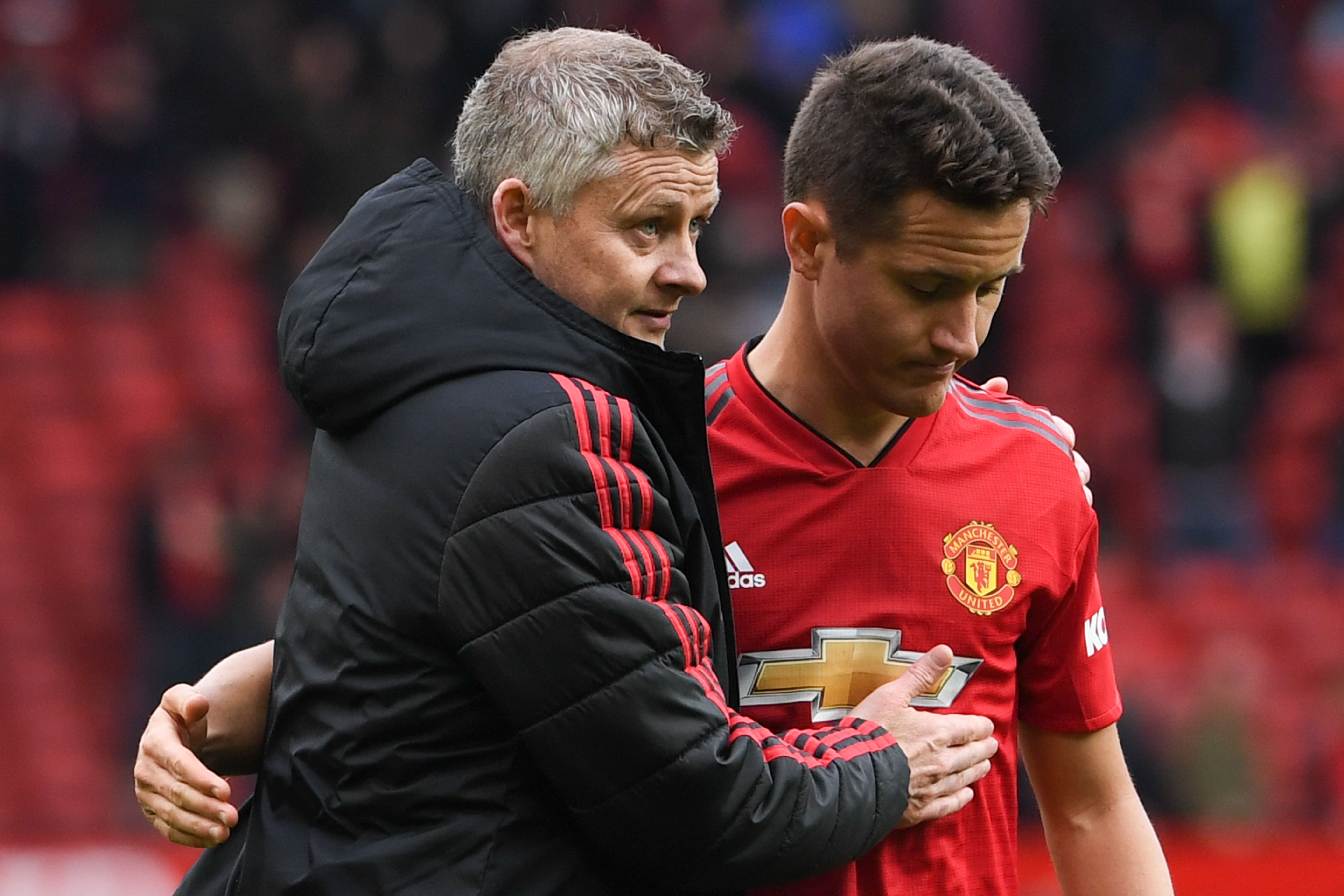 Pelatih Manchester United Ole Gunnar Solskjaer menghibur Ander Herrera selepas laga melawan Chelsea.