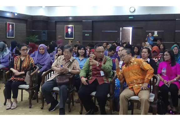  Ketua Umum Koperasi Pakasaan Matuari Tombulu, Revli Orelius Mandagie (paling kanan) dalam acara Kawanua Fair 