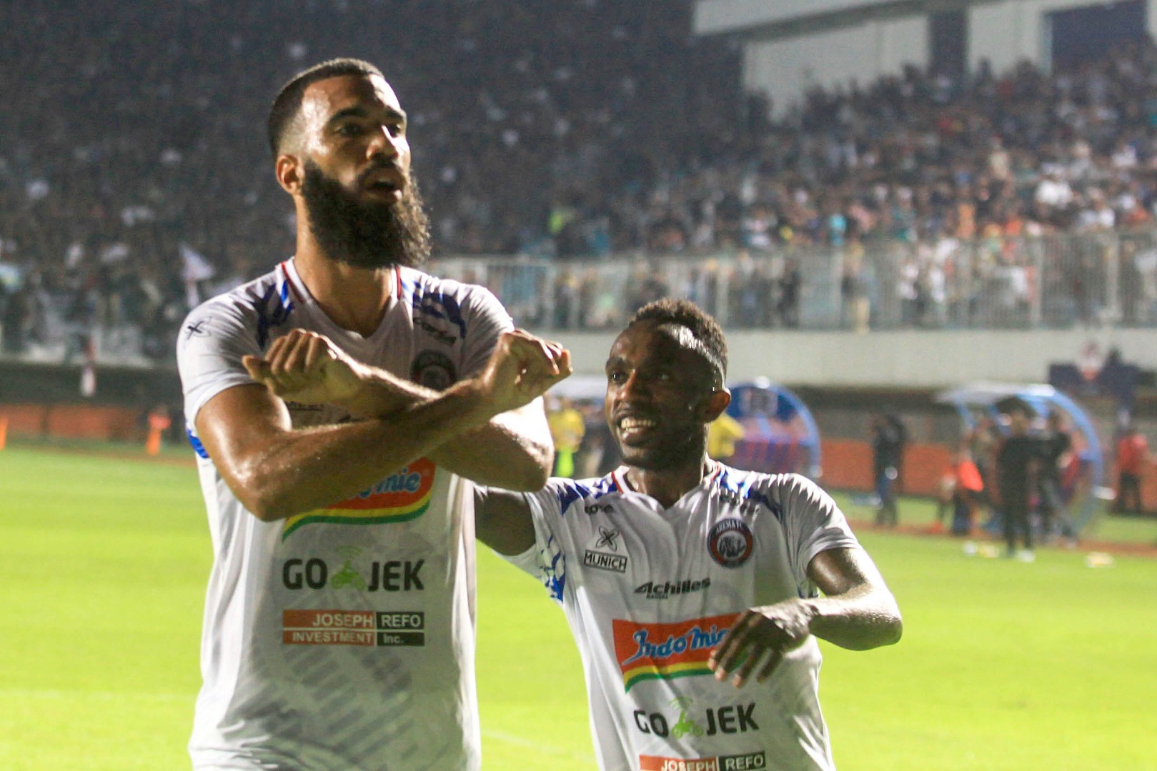 Pesepak bola Arema FC Silvano Comvalus (kiri) melakukan selebrasi seusai menjebol gawang PSS Sleman pada pertandingan Liga 1 2019