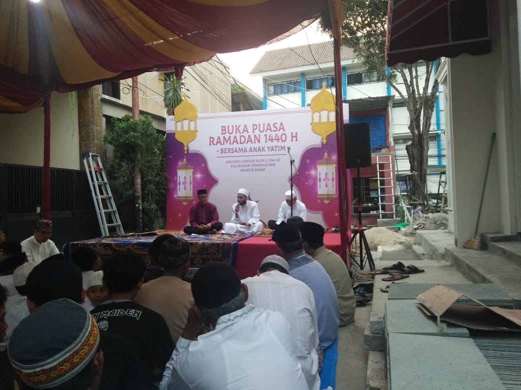 Syekh Ahmad 'Ishom Abdul Jayyid At-Tamadi saat memberikan tausiah