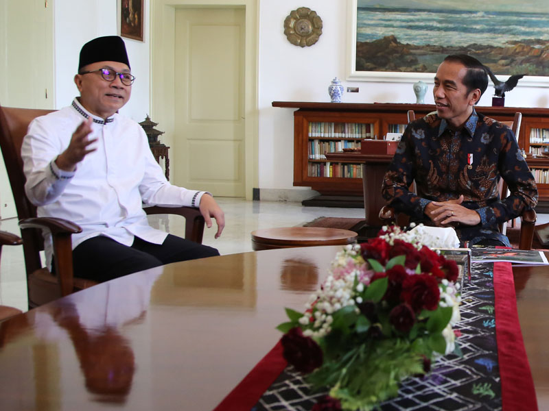Presiden Joko Widodo (kanan) menerima kunjungan Ketua MPR Zulkifli Hasan di Istana Bogor, Jawa Barat, Rabu (22/5/2019).