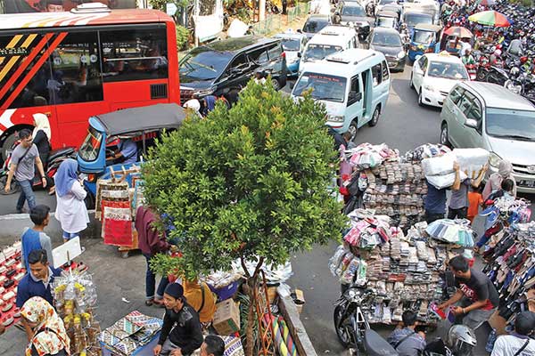Kendaraan terjebak kemacetan di kawasan Pasar Tanah Abang, Jakarta, kemarin. Parkir kendaraan tidak pada tempatnya dan aktivitas perdagangan