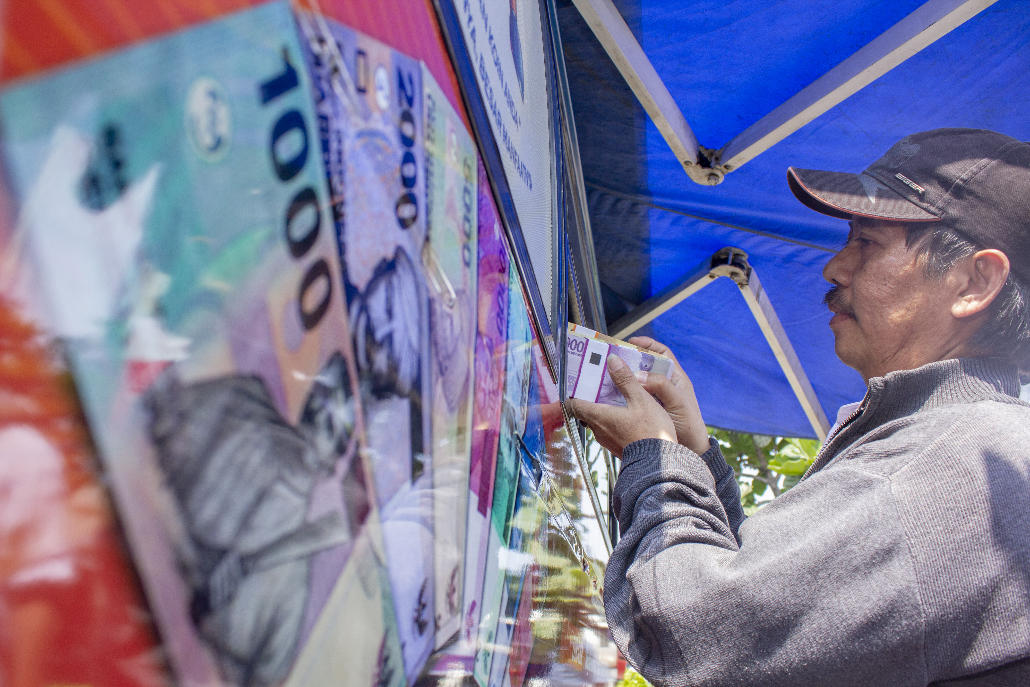 Warga menukarkan uang di mobil layanan kas keliling Bank Indonesia 