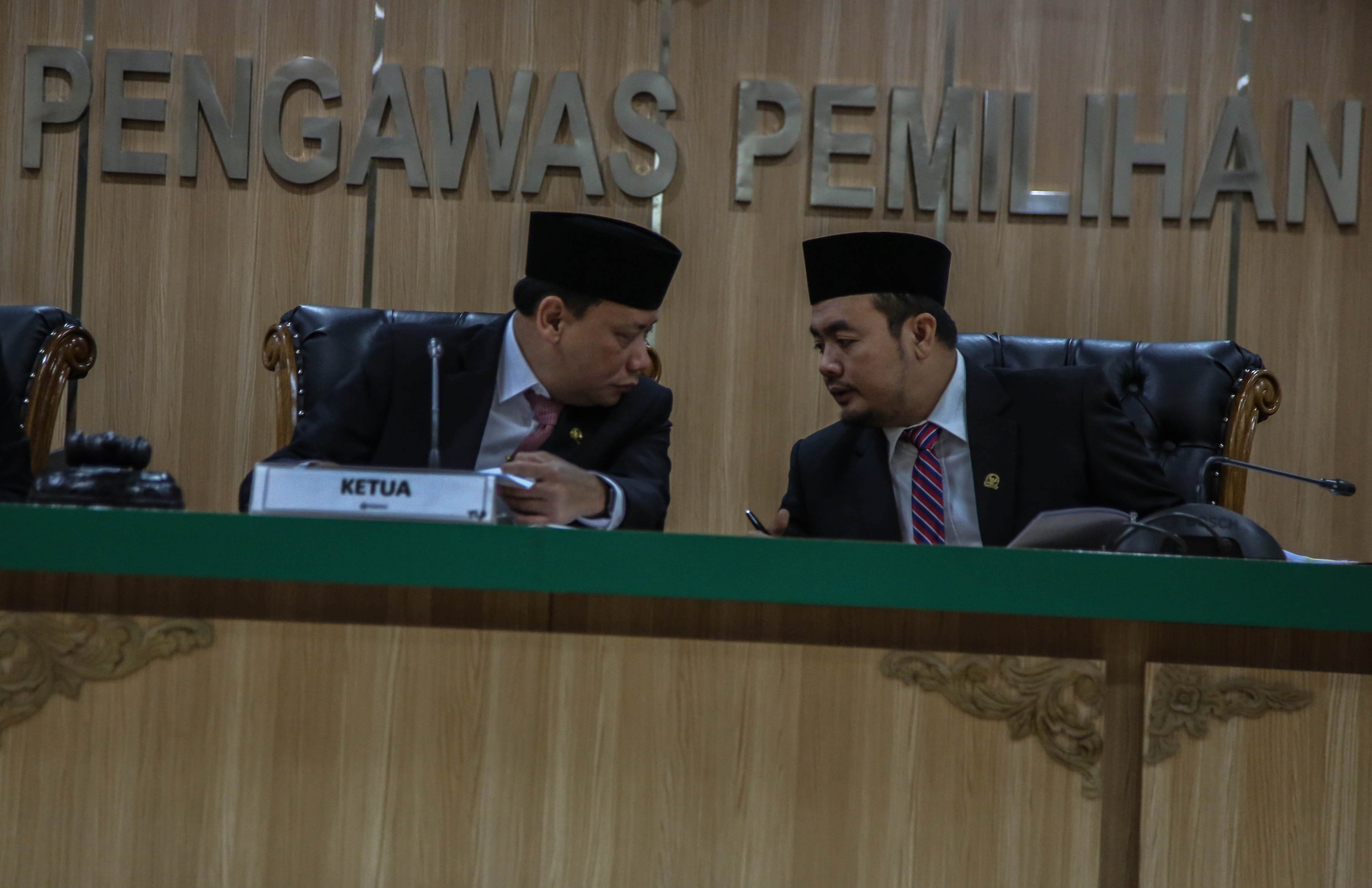 Ketua Bawaslu Abhan dan Komisioner Bawaslu Mochammad Afifuddin saat pembacaan putusan laporan BPN Prabowo-Sandiaga di Jakarta, Senin (20/5).