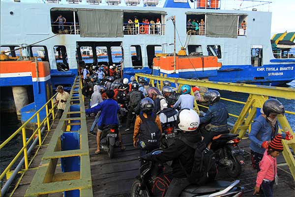  Sejumlah kendaraan roda dua yang akan menyeberang ke Bali mengantre di Pelabuhan Ketapang, Banyuwangi, Jawa Timur, Jumat (30/6).