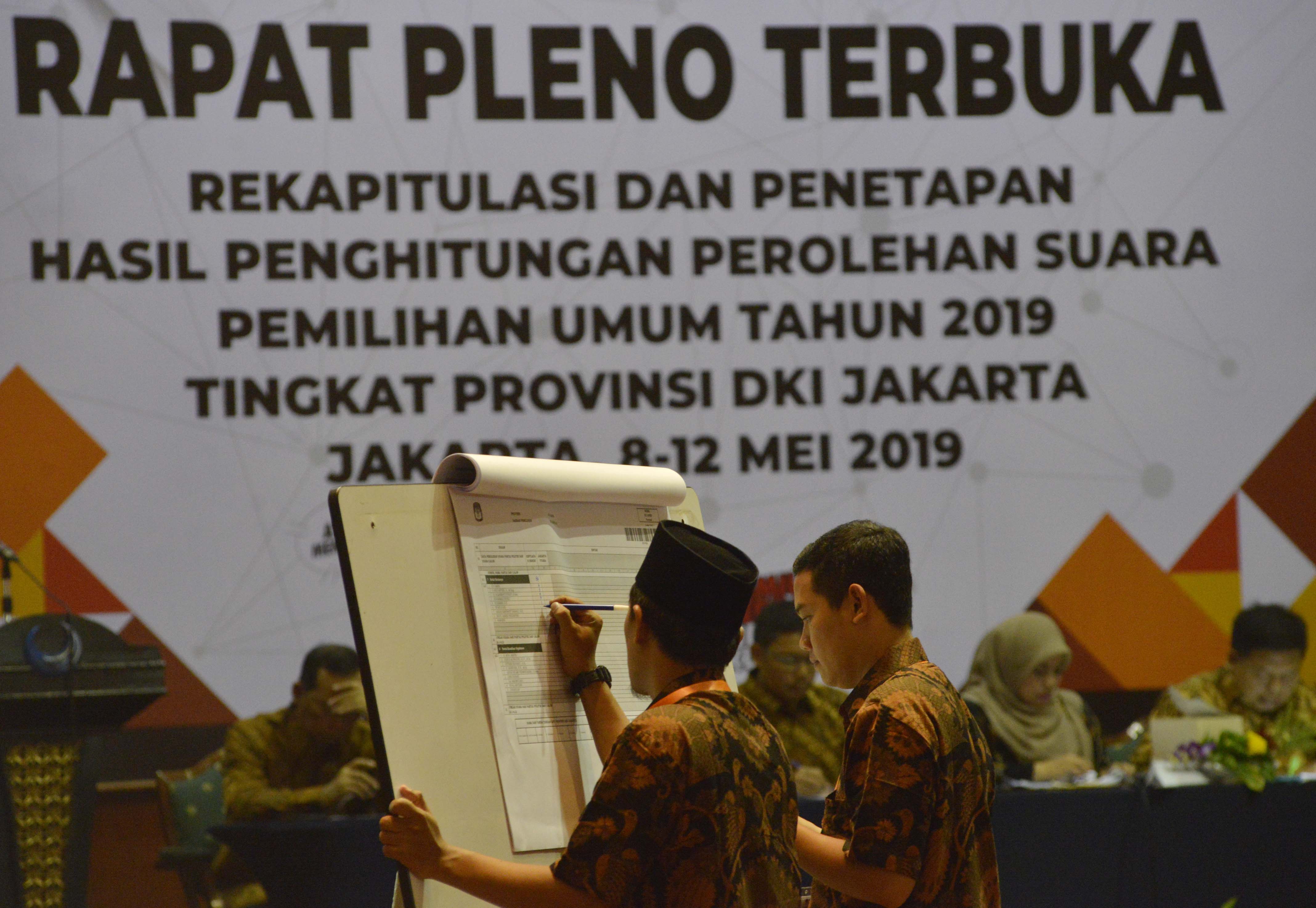 Suasana penghitungan pada Rapat Pleno Terbuka rekapitulasi dan penetapan hasil perolehan penghitungan suara pemilu 2019 tingkat provinsi