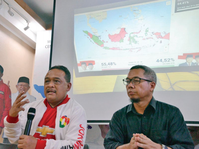 Direktur Kampanye TKN Jokowi-Amin, Benny Ramdhani (kiri), bersama Direktur Komunikasi Politik TKN Jokowi-Amin, Usman Kansong