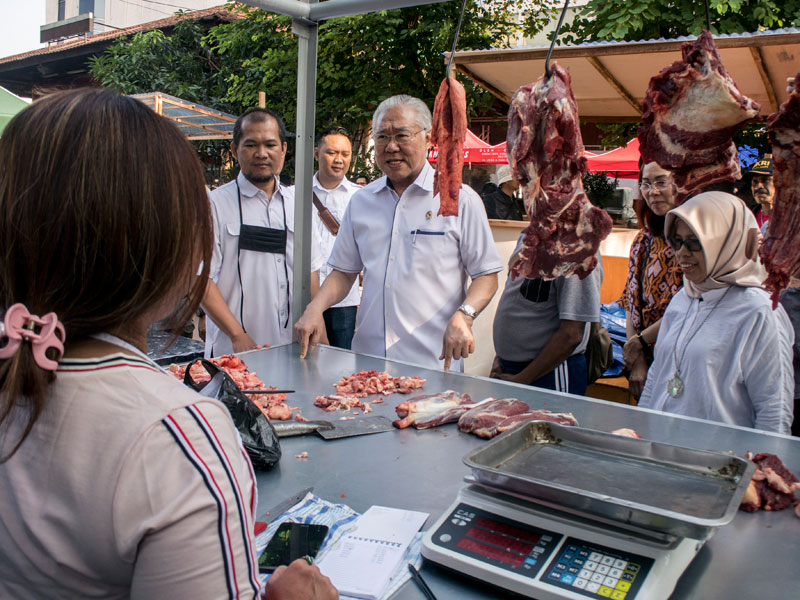 Menteri Perdagangan Enggartiasto Lukita berbincang dengan penjual daging sapi saat kunjungan kerja di Pasar Kosambi, Bandung, Jawa Barat,.