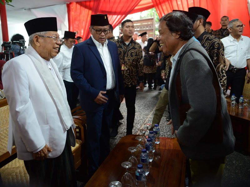 Calon Wakil Presiden Maruf Amin (tengah) didampingi Sekretaris Tim Kampanye Nasional (TKN) Jokowi-Ma'ruf Hasto Kristiyanto 