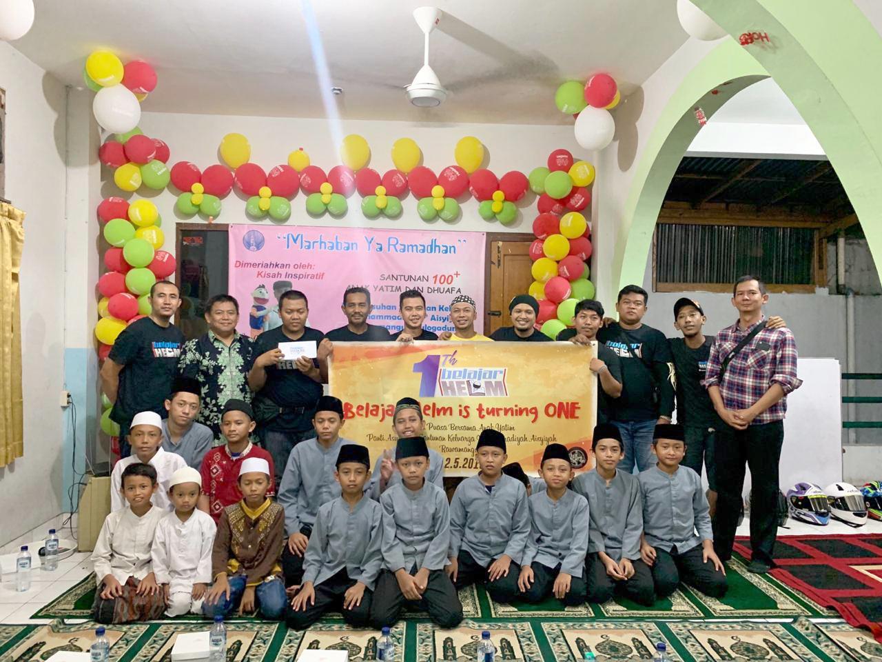 Komunitas Belajar Helm menggelar aksi sosial di Panti Asuhan dan Santunan Keluarga Muhammadiyah Aisyiyah, Rawamangun, Minggu (12/5).