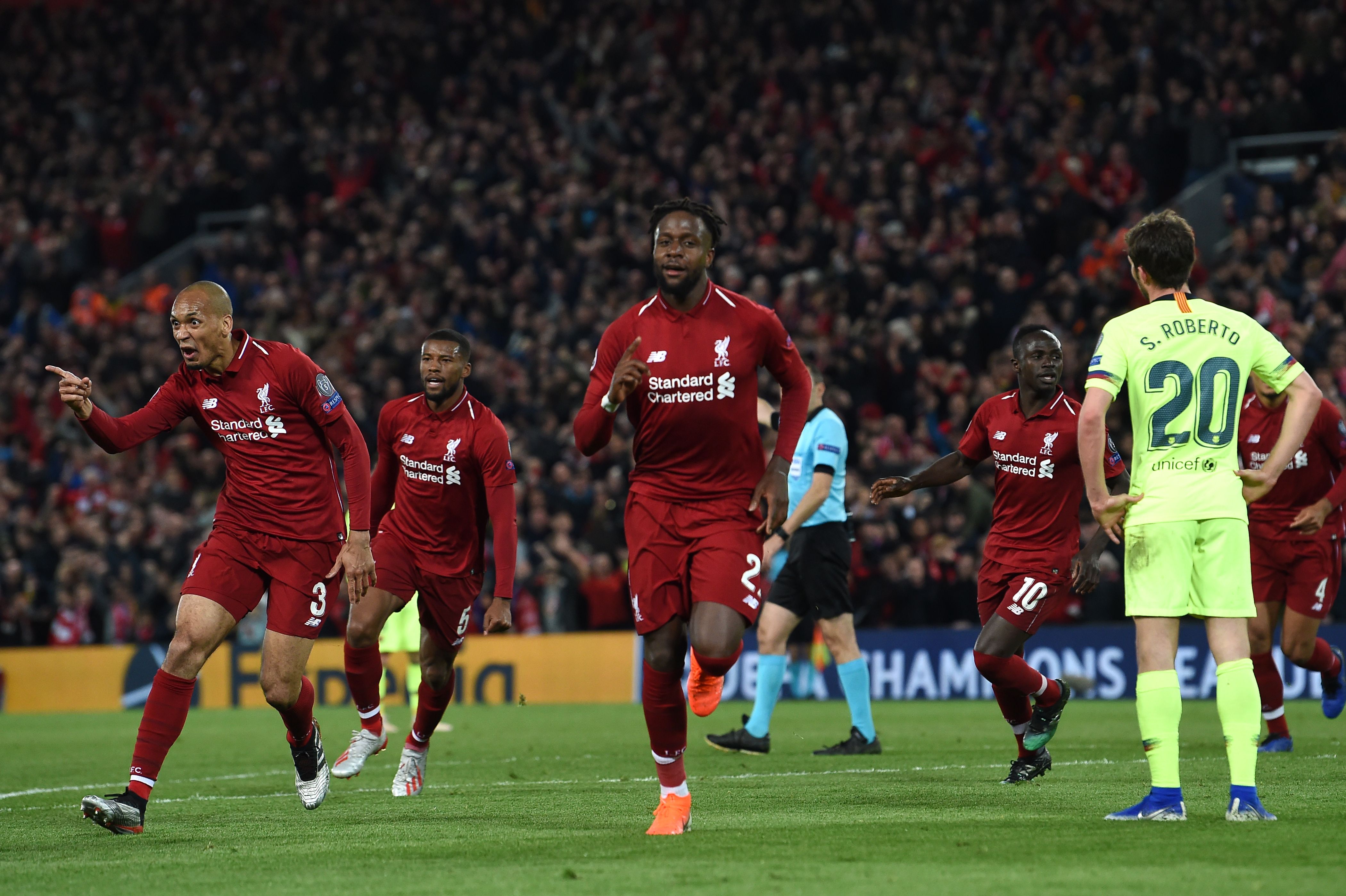 Divock Origi (tengah) merayakan gol keempat Liverpool ke gawang Barcelona.