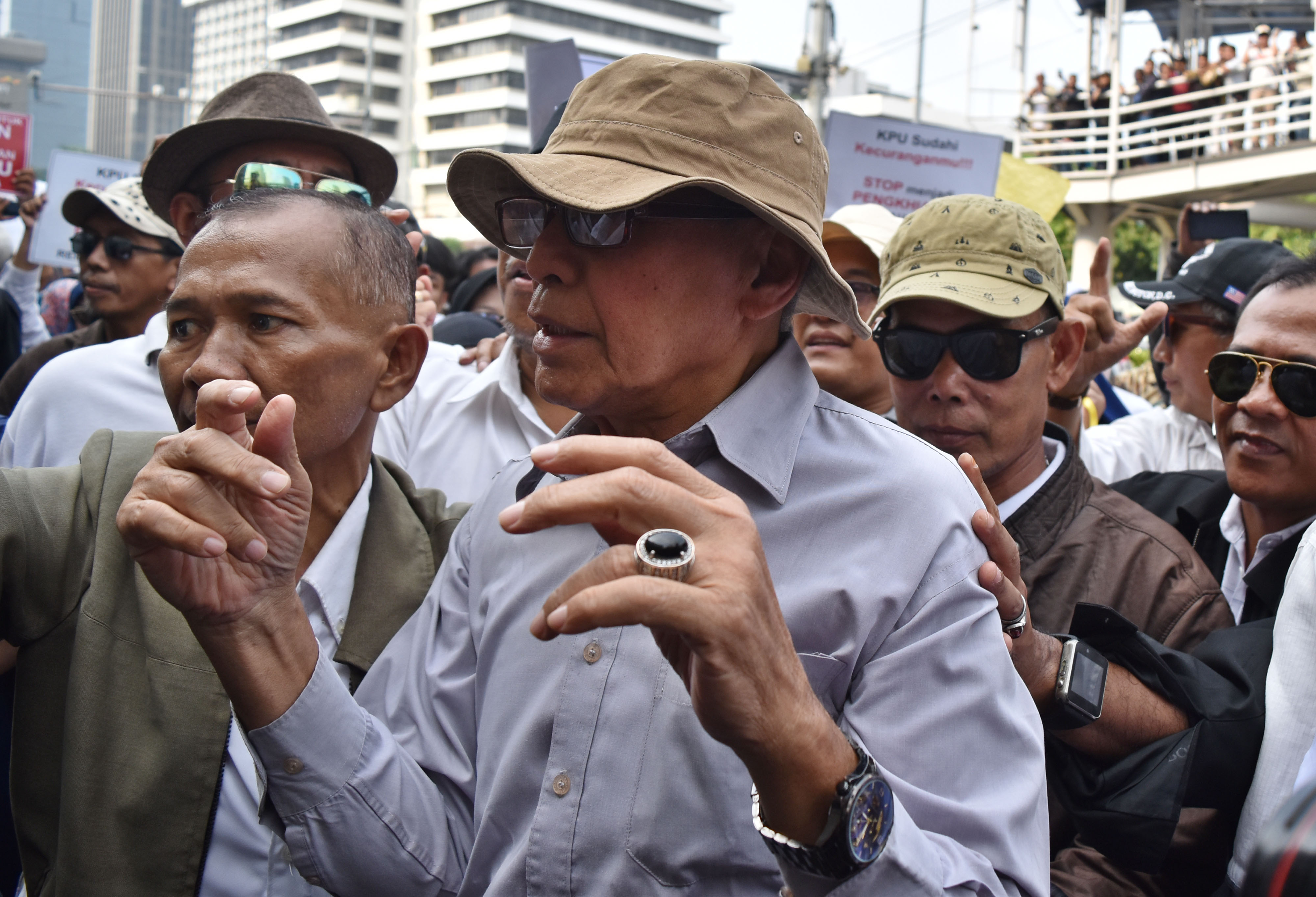 Mayjen (purn) Kivlan Zein saat ikut berunjuk rasa di depan kantor Bawaslu, Kamis (9/5)