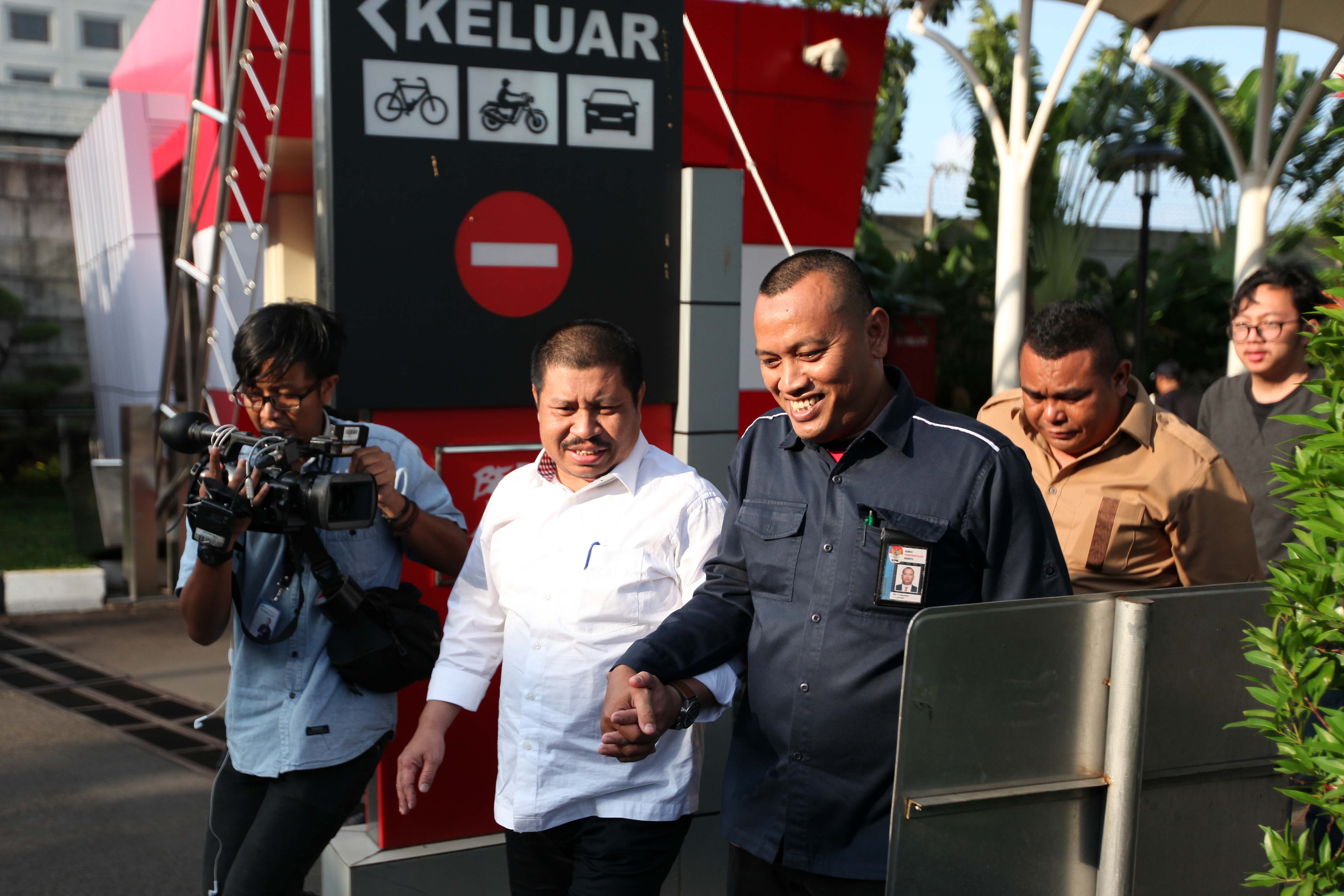 Bupati Bengkalis Amril Mukminin bergegas keluar dari Gedung KPK, Jakarta, Selasa (26/2). 