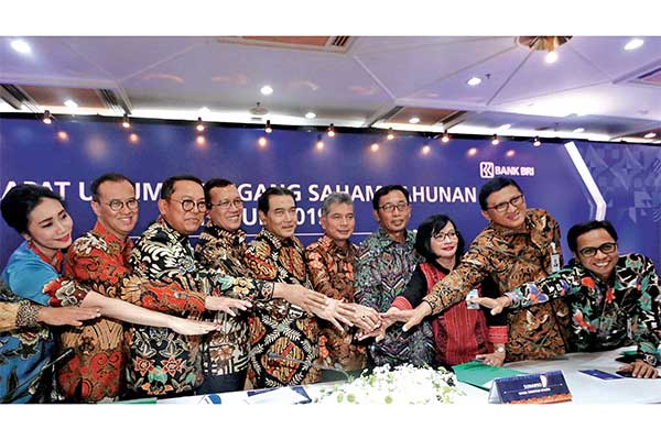 Direktur Utama BRI Suprajarto (kelima dari kiri) bertumpu tangan dengan Wakil Direktur Utama Sunarso (keenam dari kiri) dan jajaran direksi