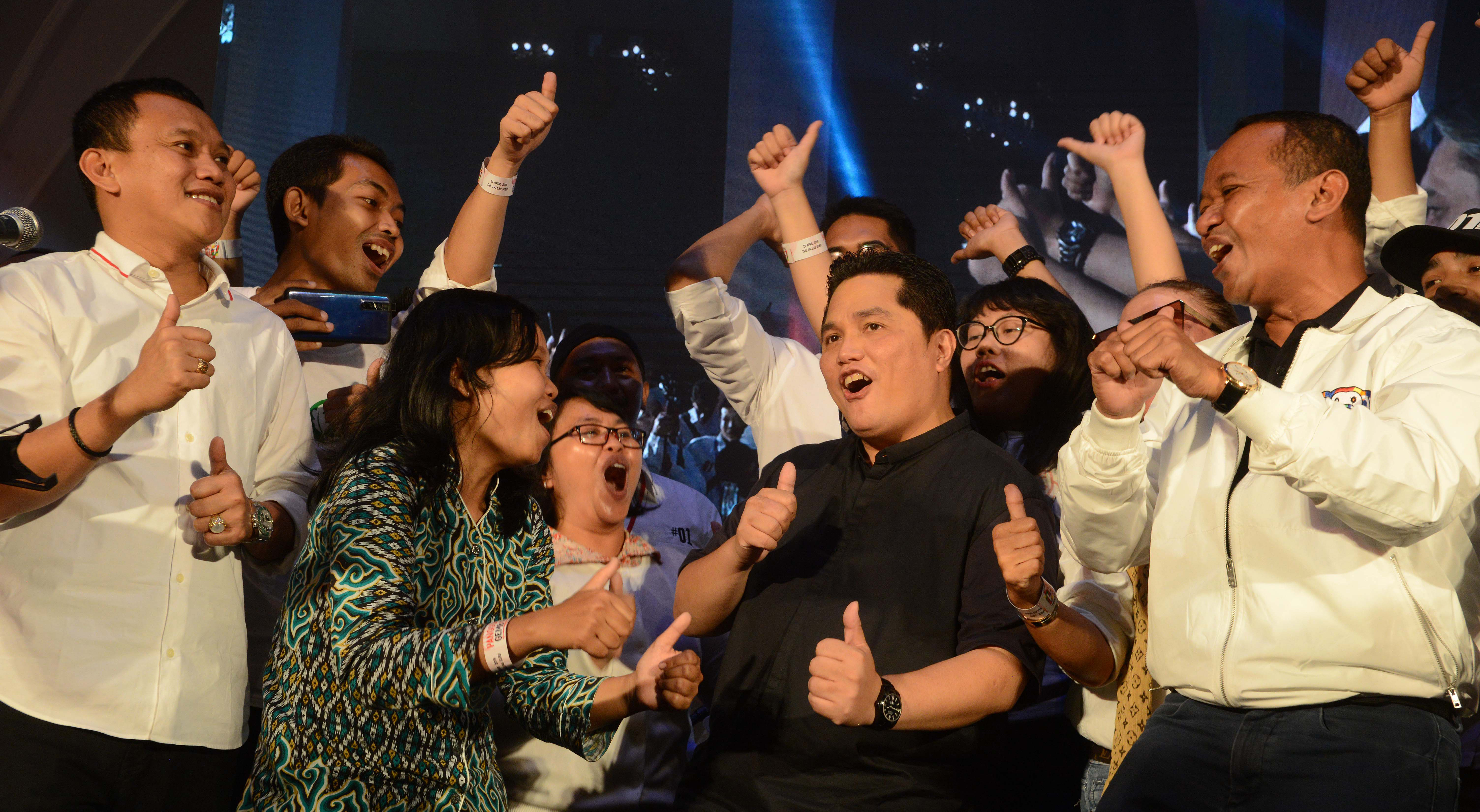 Erick Thohir (tengah, berkemeja hitam)