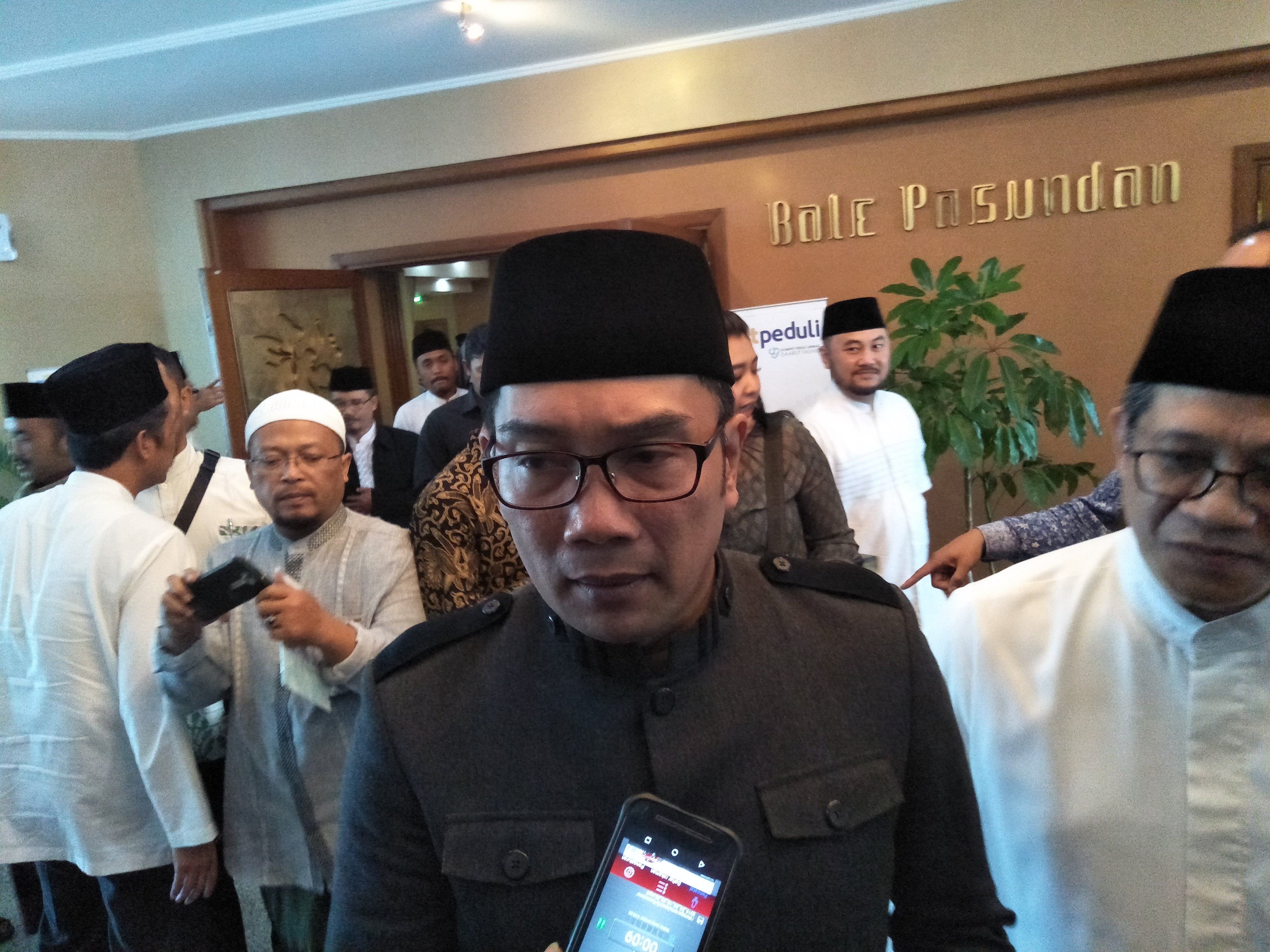 Gubernur Jawa Barat Ridwan Kamil mengimbau masyarakat Jawa Barat menjaga perdamaian dan pererat persatuan,