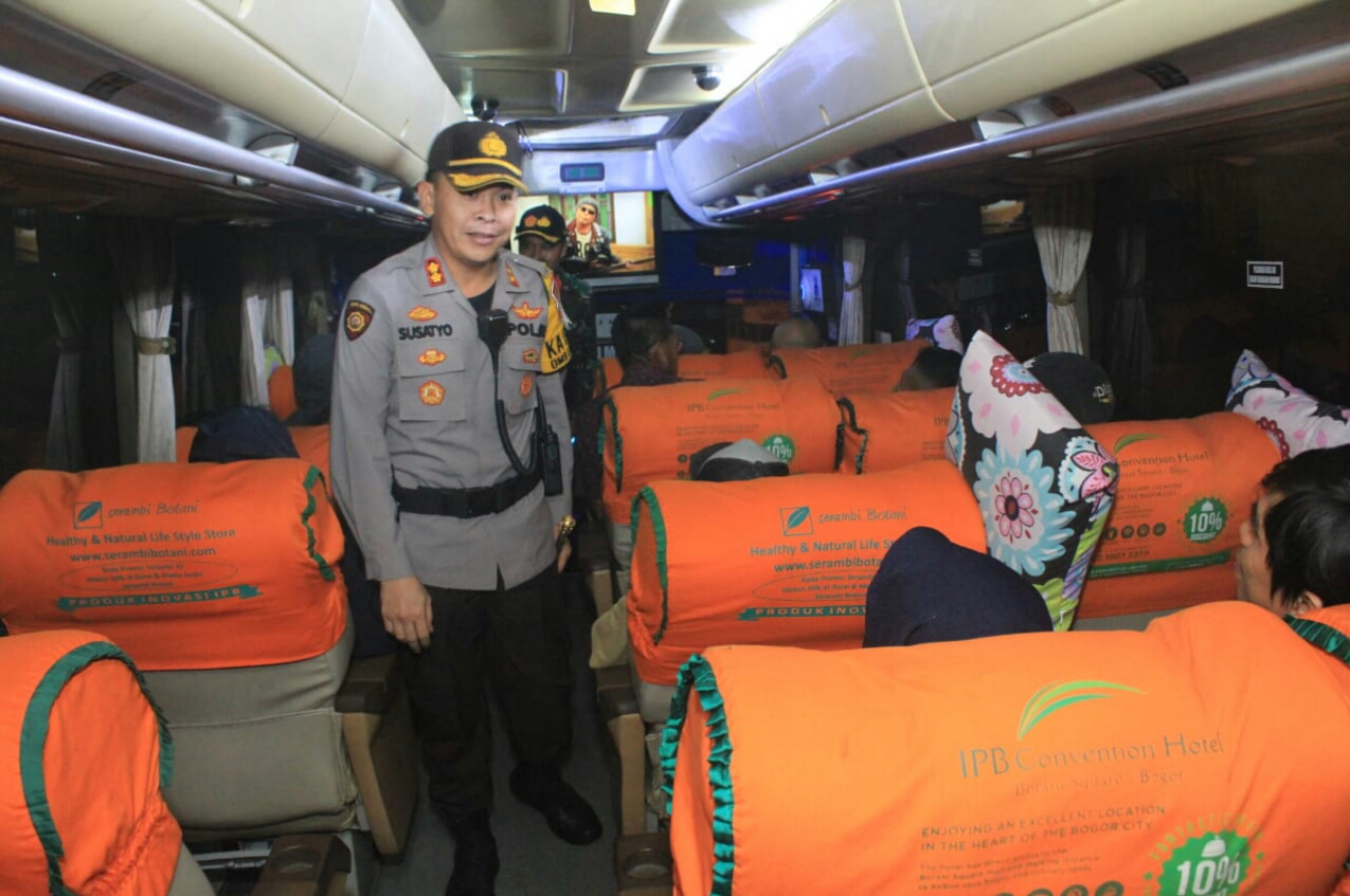  Kapolres Sukabumi Kota, AKB Susatyo Purnomo Condro sedang melakukan pemeriksaan di sebua bus rute Sukabumi-Jakarta, Selasa (21/5). 