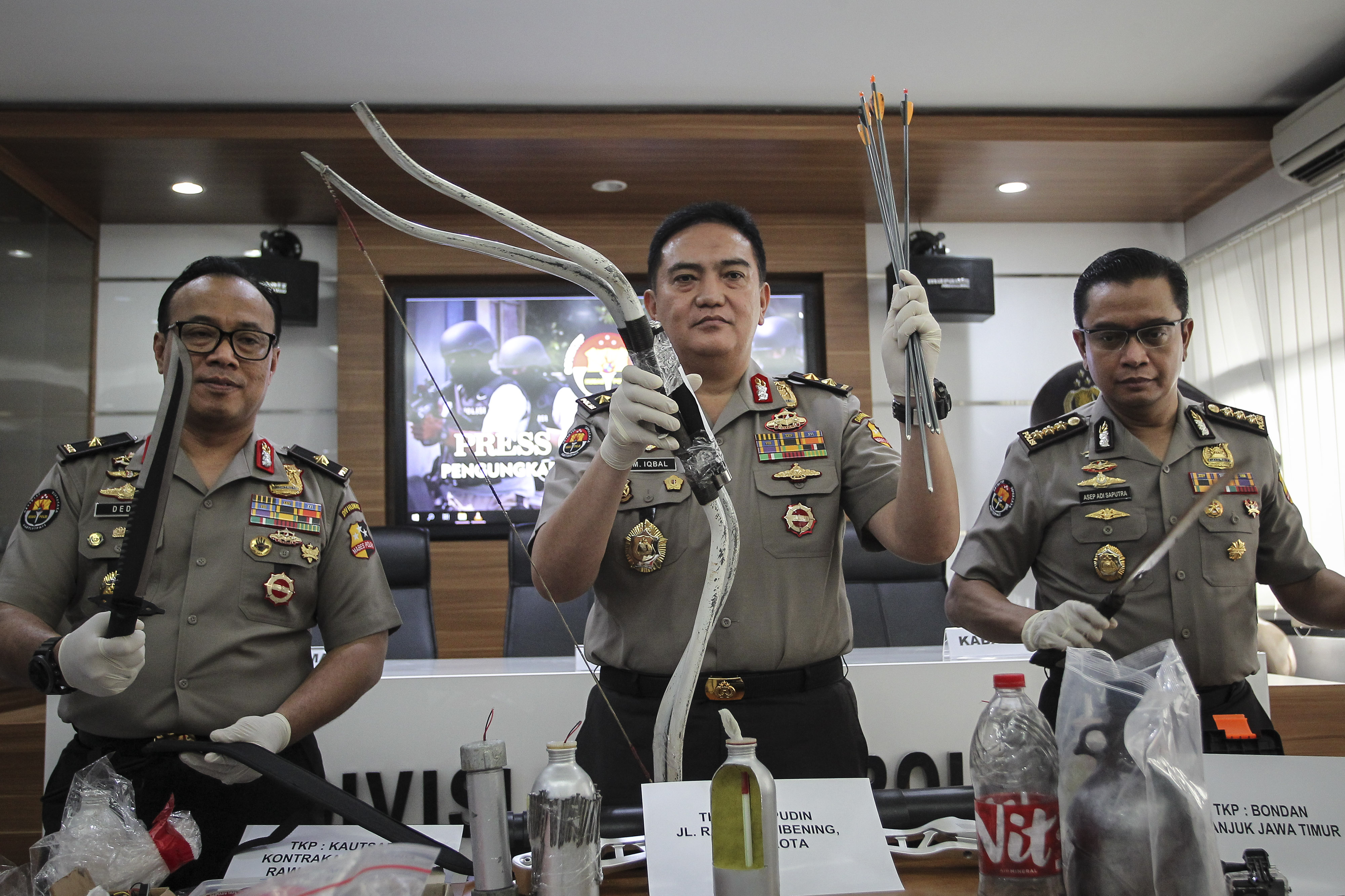 Kadiv Humas Polri Irjen Pol M. Iqbal (tengah) saat menggelar konferensi pers pengungkapan kasus terorisme jaringan Jamaah Ansharut Daulah.