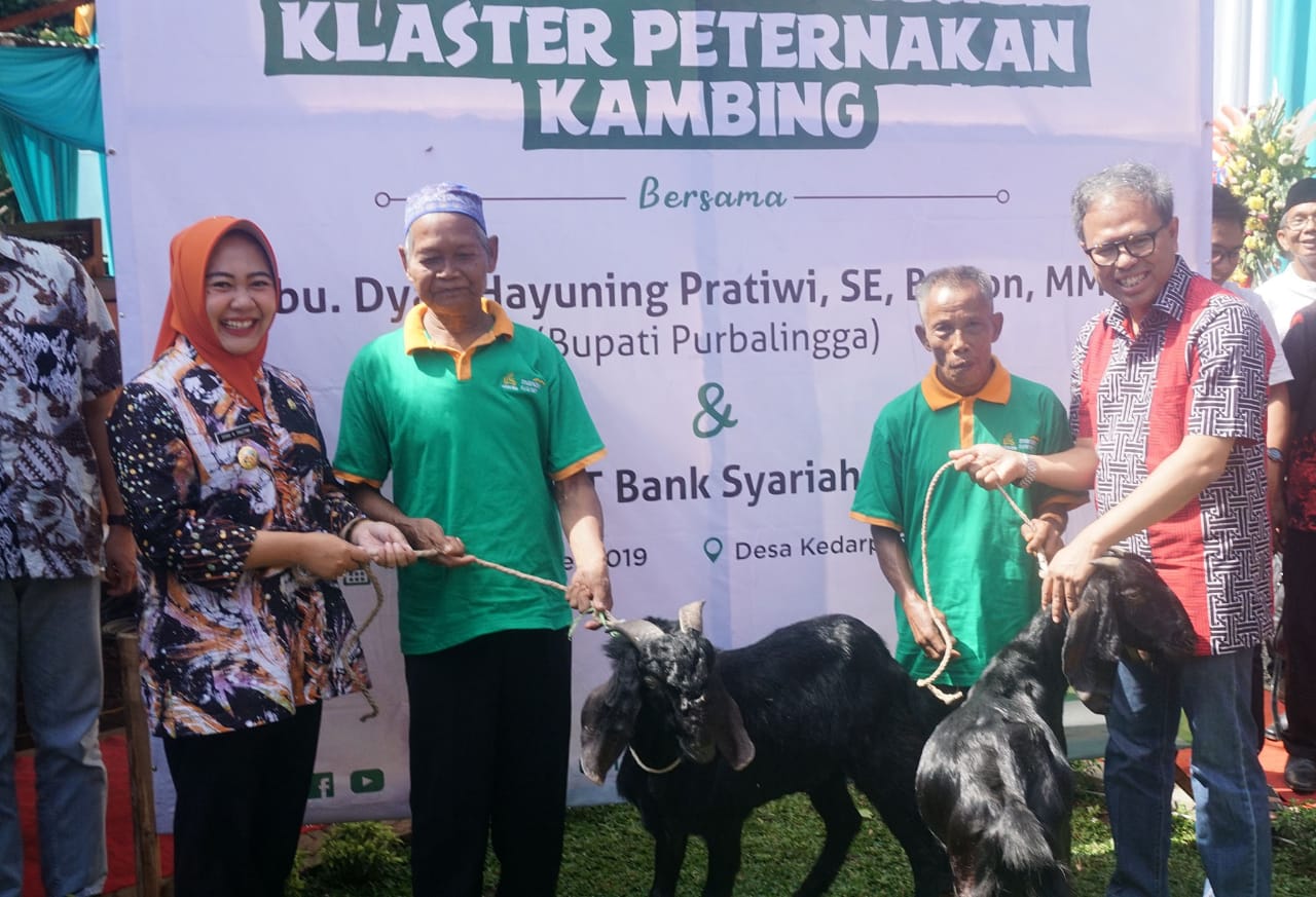 PT Bank Syariah Mandiri bersama Laznas BSM Umat meresmikan program desa BSM klaster peternakan kambing di Desa Kedarpan.