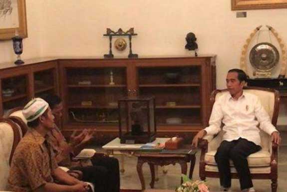 Abdul Rajab dan Ismail, dua pemilik warung yang menjadi korban penjarahan 22 Mei, bertemu dengan Presiden Joko Widodo di Istana Merdeka