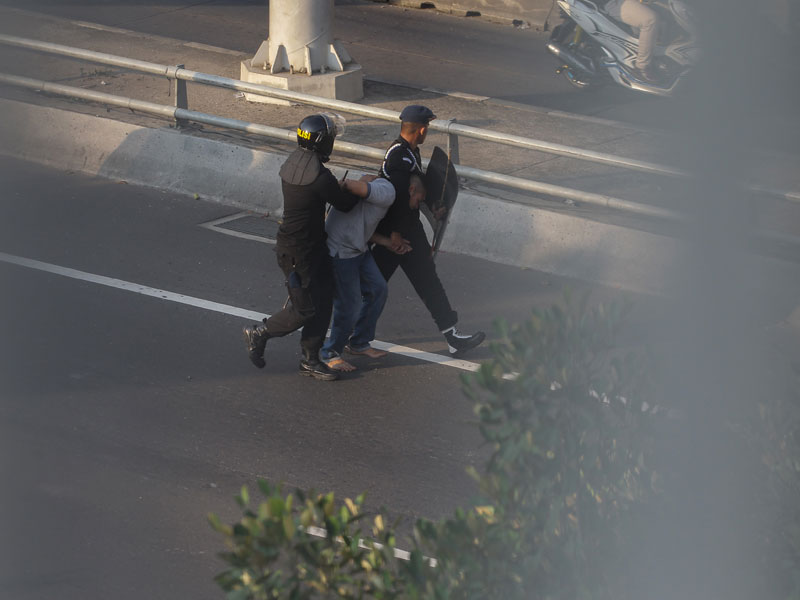 Aparat keamanan menangkap provokator saat terjadi bentrokan dengan warga di bawah jembatan layang Slipi Kemanggisan, Jakarta, kemarin.