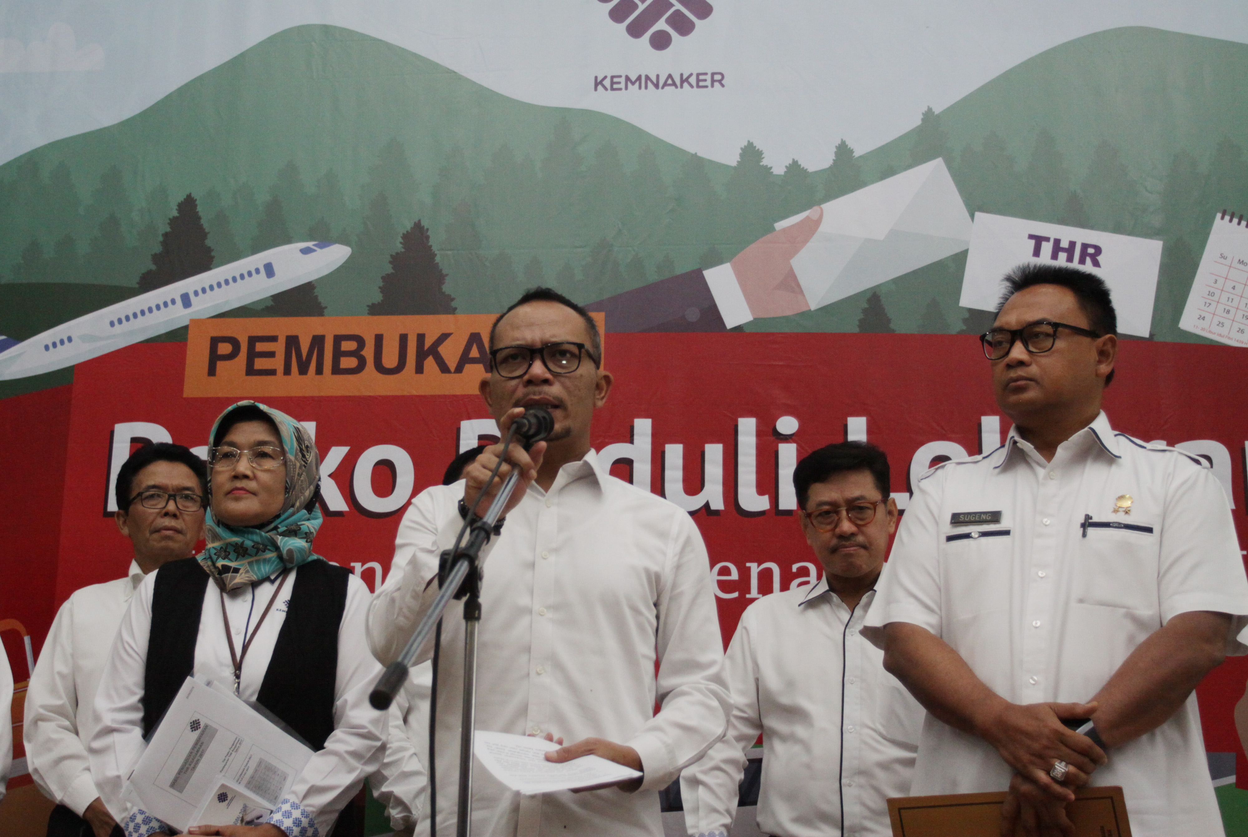  Menteri Ketenagakerjaan Hanif Dhakiri (tengah) membuka posko pengaduan THR lebaran 2018 di Pusat Pelayanan Terpadu Satu Atap (PTSA)