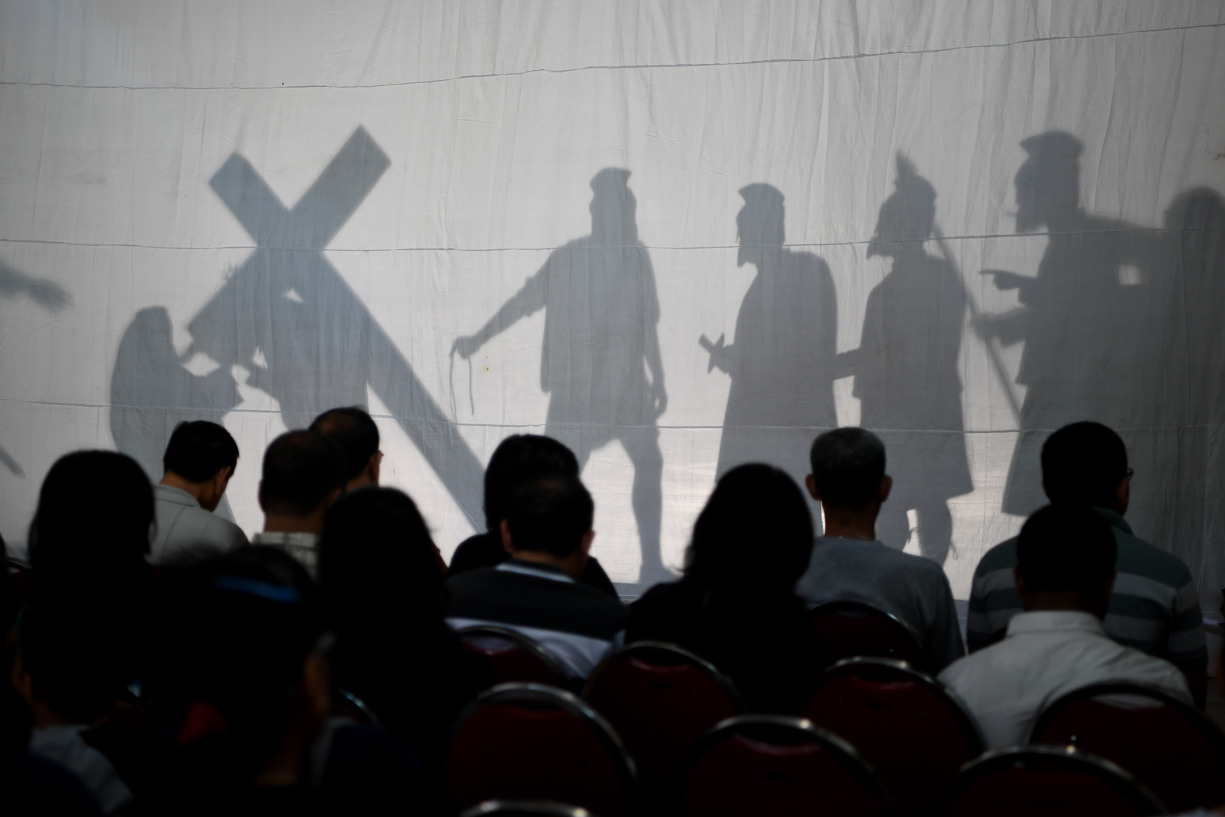 Visualisasi yang menceritakan 14 perhentian Jalan Salib tersebut merupakan rangkaian perayaan Tri Hari Suci Paskah