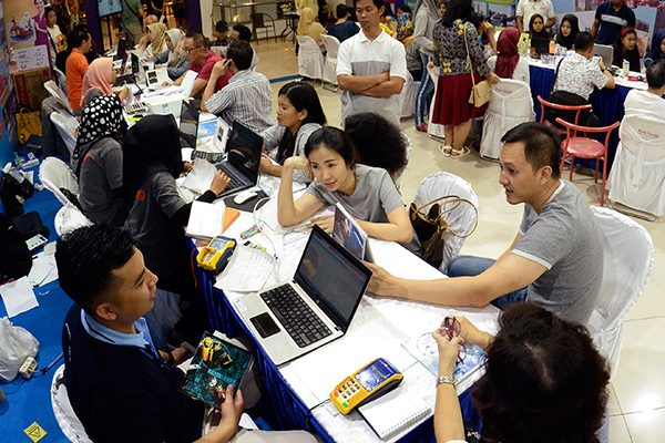 Calon Penumpang memesan tiket pesawat