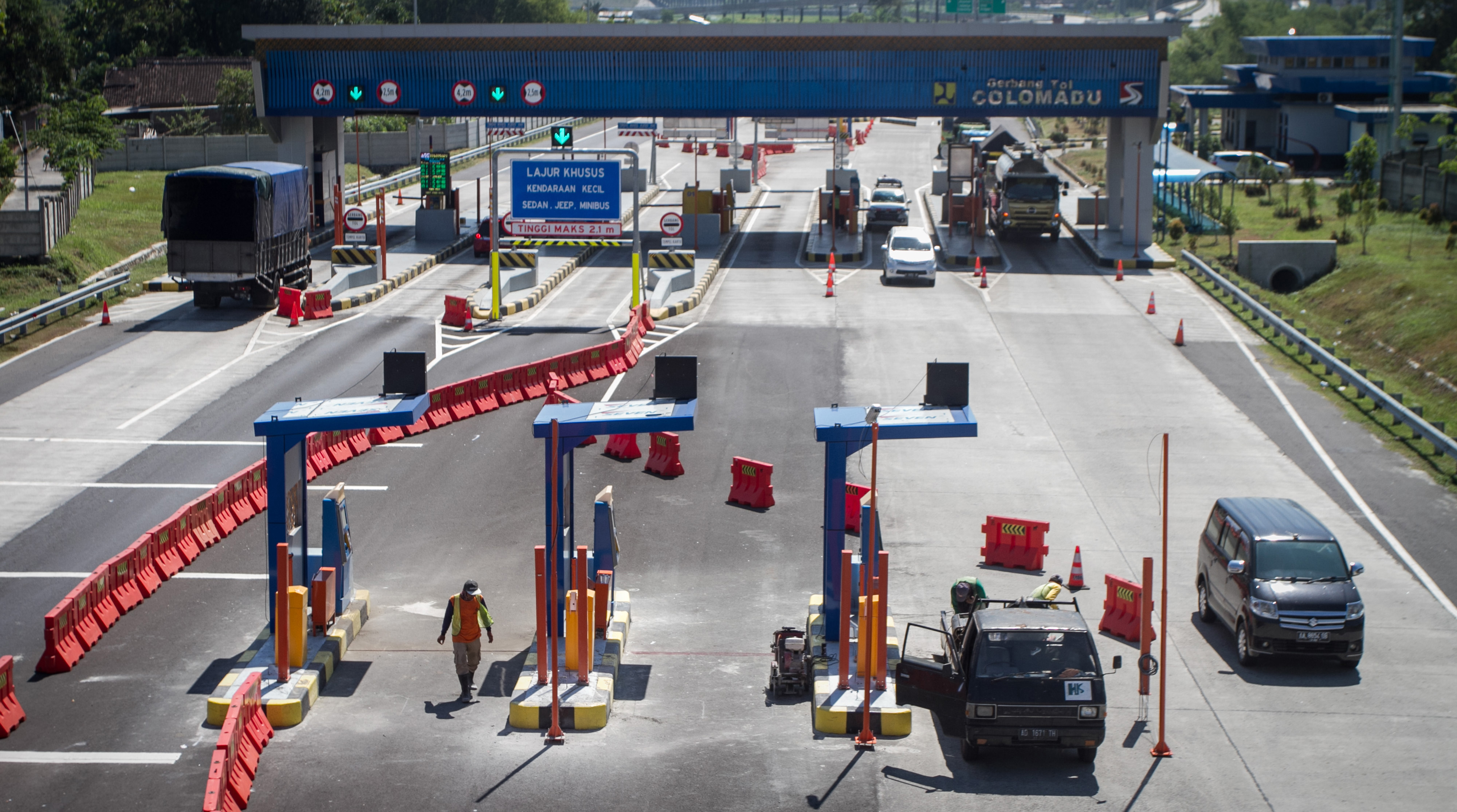 Pekerja menyelesaikan pemasangan Gardu Transaksi Otomatis (GTO) di depan Pintu Tol Colomadu, Karanganyar, Jawa Tengah